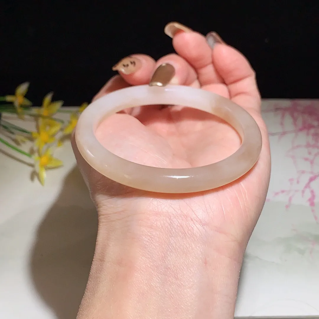 和田玉57.5圈口浓藕粉色手镯，玉质细腻油润 底色纯净 无裂无杂 脂粉好，品质好！
