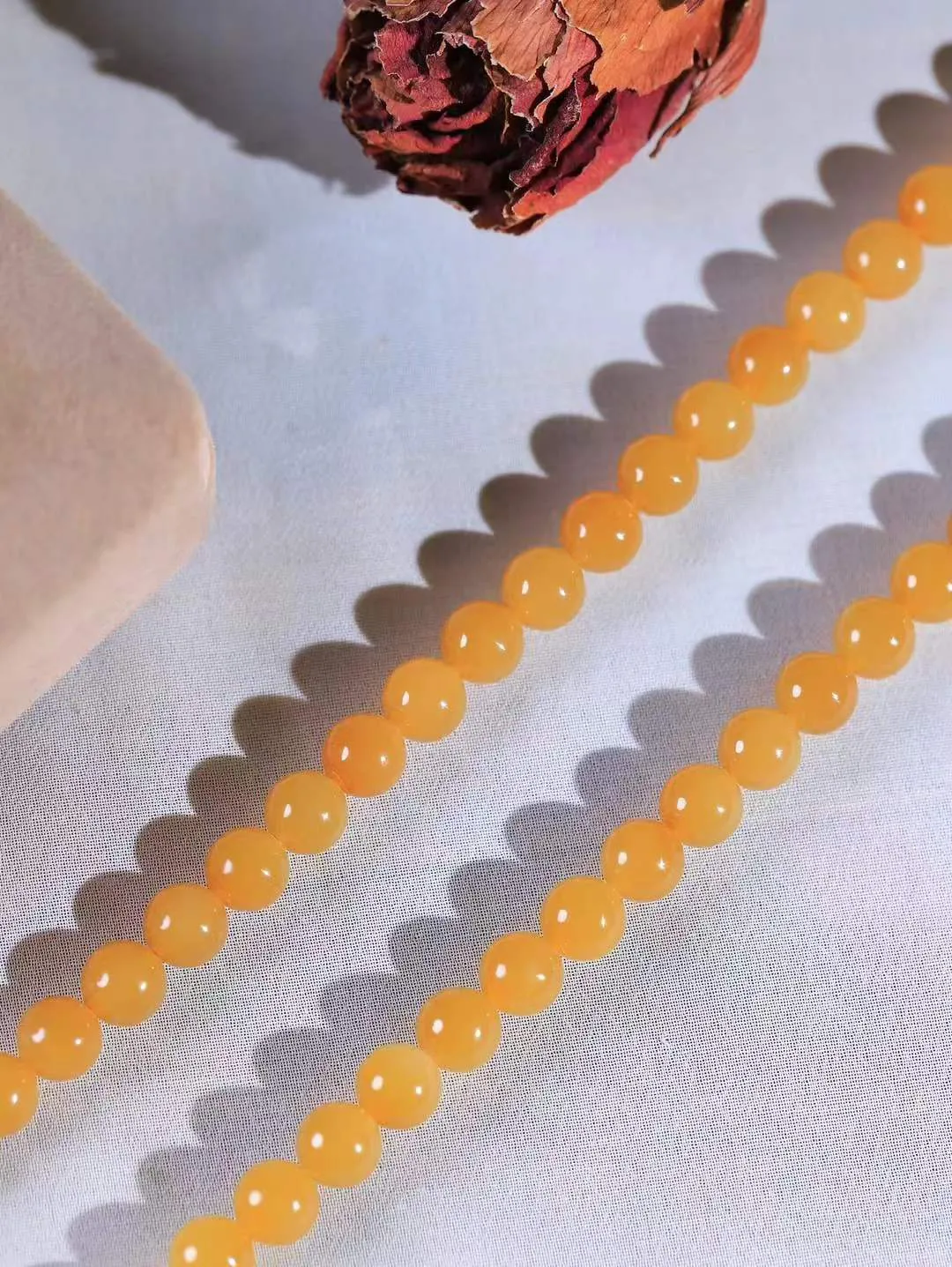 【珠圆玉润.项链】

精品和田玉糖玉珠圆玉润项链 玉质细腻油润 饱满光滑 质朴无华，悠远简单，人心境界远，百世修炼深，心灵常驻善意持，觉悟人生百世修。重84.6克 尺寸取一7.9mm  FDL-22142822