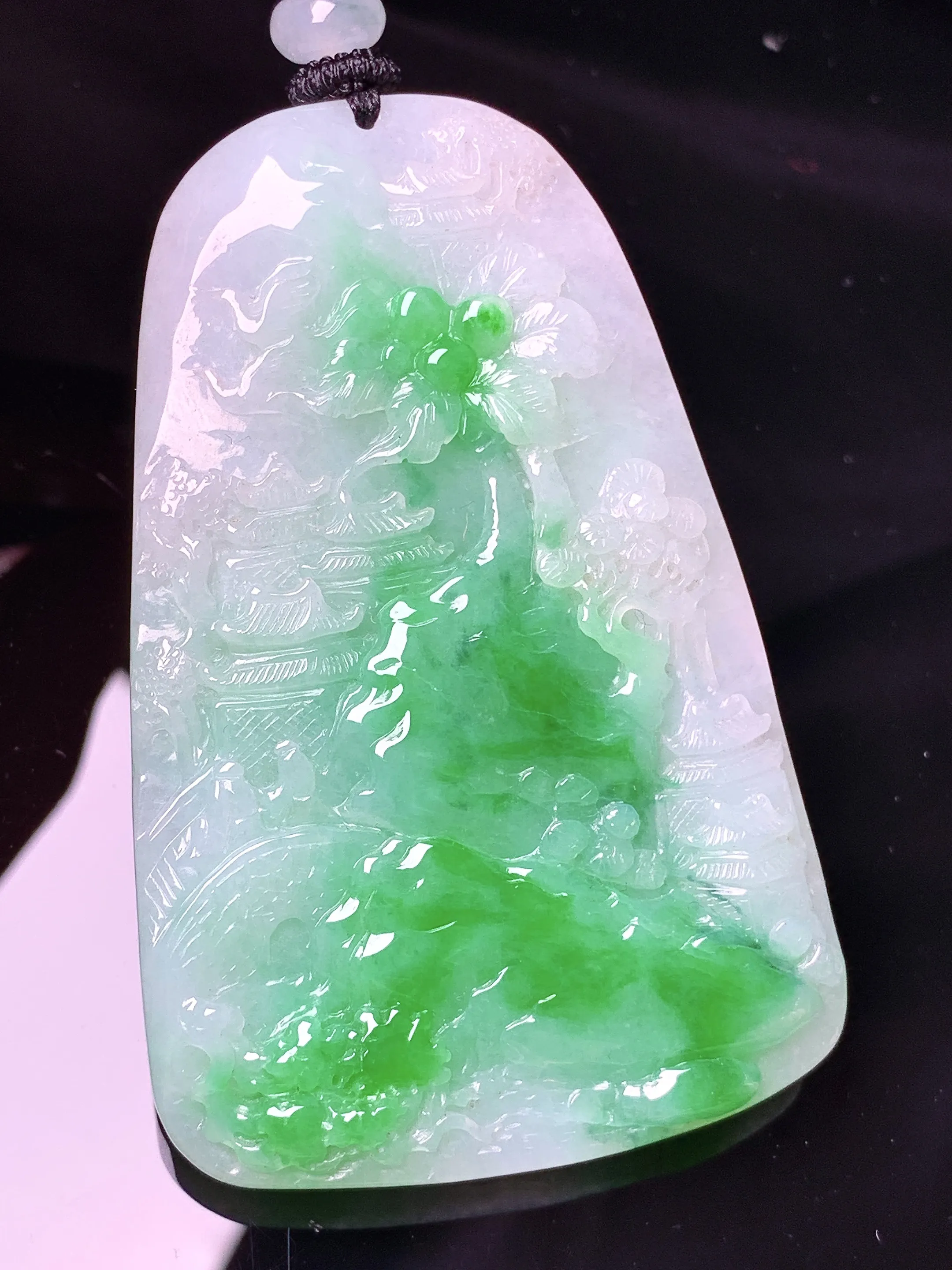 飘绿山水牌子吊坠 玉质细腻 色泽清新艳丽 整体尺寸64.3*41*7.2