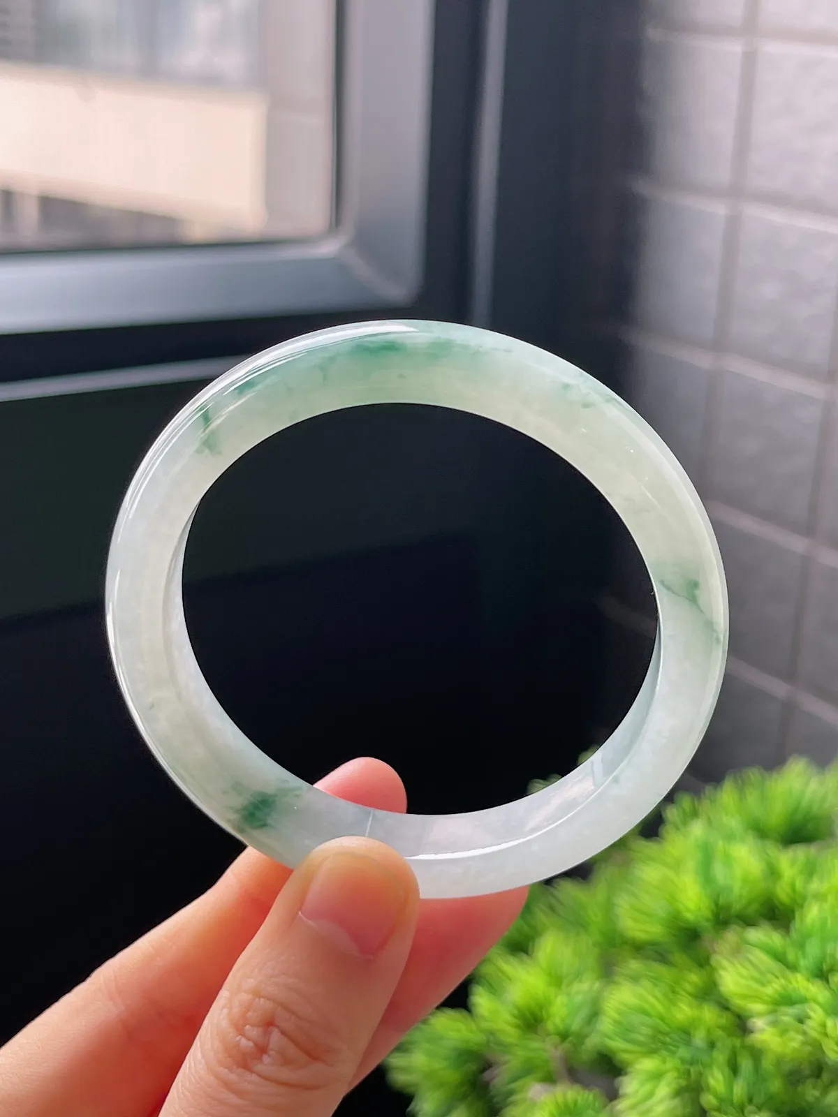 正圈55圈口，翡翠冰糯种飘绿手镯