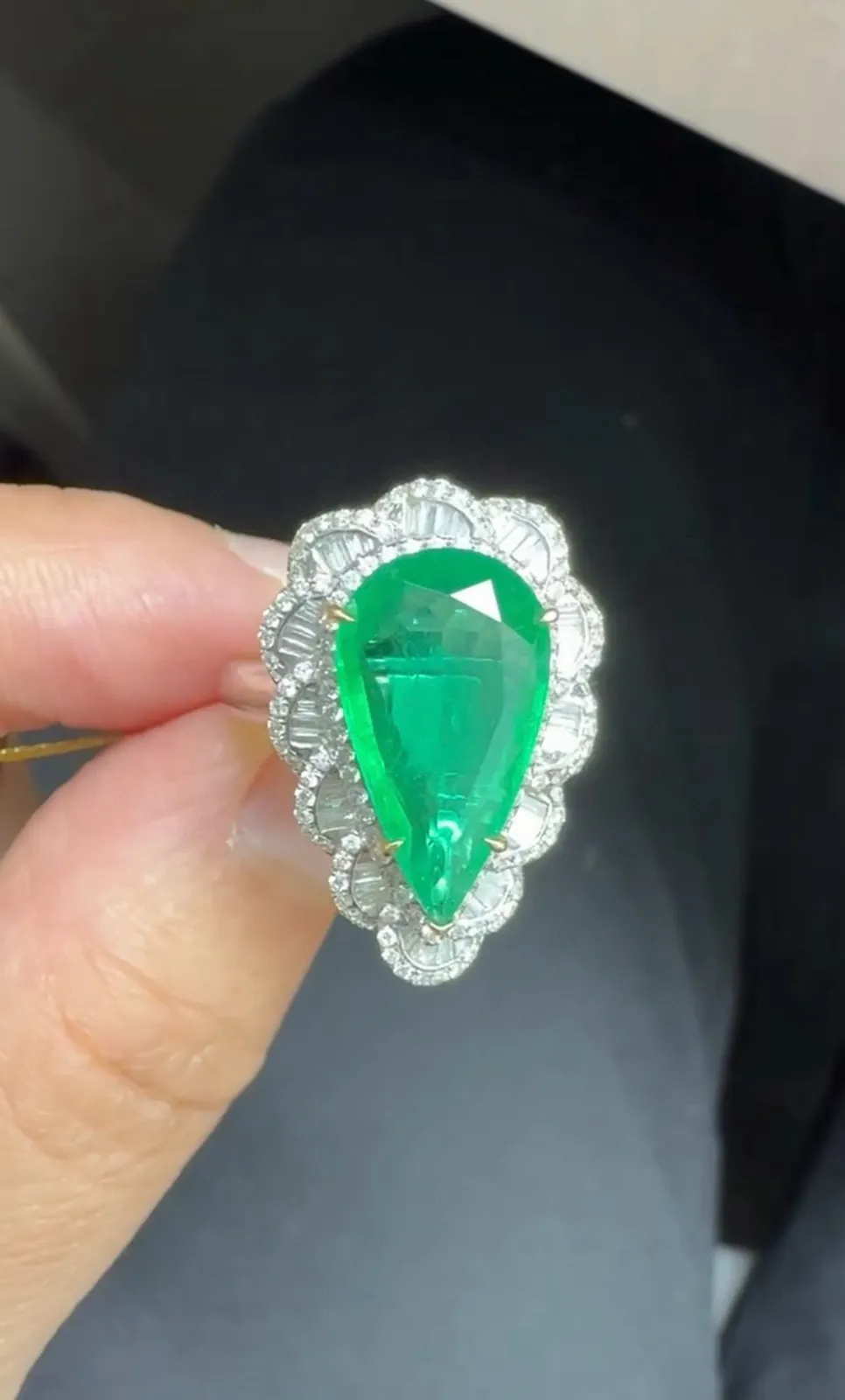 18k金钻石镶嵌祖母绿戒指，主石3.97ct，总重8.95g，圈口14