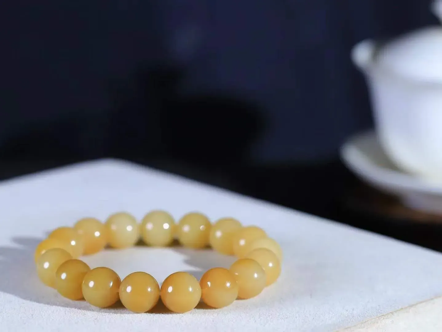 【珠圆玉润.手串】

精品和田玉糖玉珠圆玉润手串 玉质温润细腻  整串打磨圆润，佩戴舒适。珠珠落玉盘