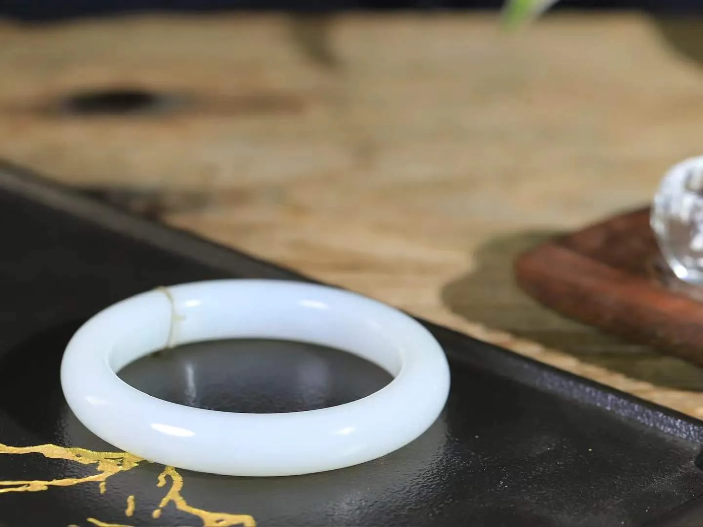 （一见倾心.手镯）

精品和田玉白玉手镯，玉质温润细腻 油性十足 手感舒适，高华雅逸，线条流畅，简约大气，美自天成，素雅高贵。佩戴于腕间，婉约之美，举手投足间透出那低调奢华。重63克  尺寸59-12-10mm  56142836A