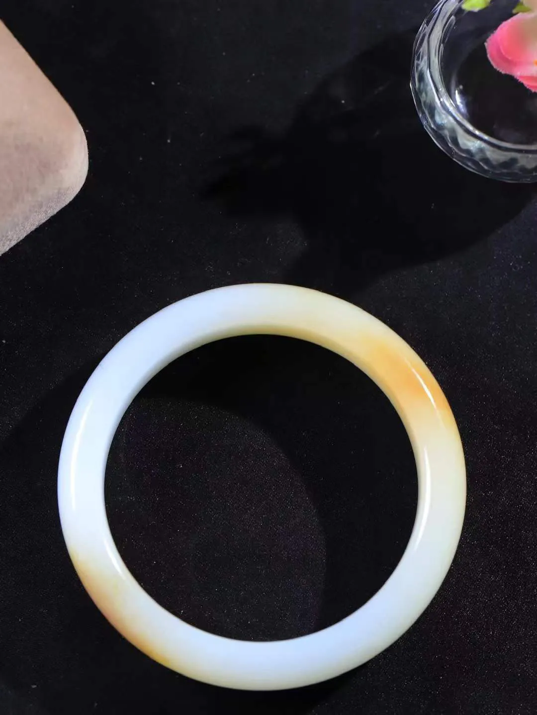 【柔情素语·手镯】

精品和田玉糖白玉手镯，玉质细腻温润，手感舒适，️线条流畅，简约大气，美自天成，佩戴于腕间，婉约之美，举手投足间透出那份低调奢华，醉人心扉。重61.2克 内径圈口55.5mm  尺寸15-8.3mm   FDA-55102803