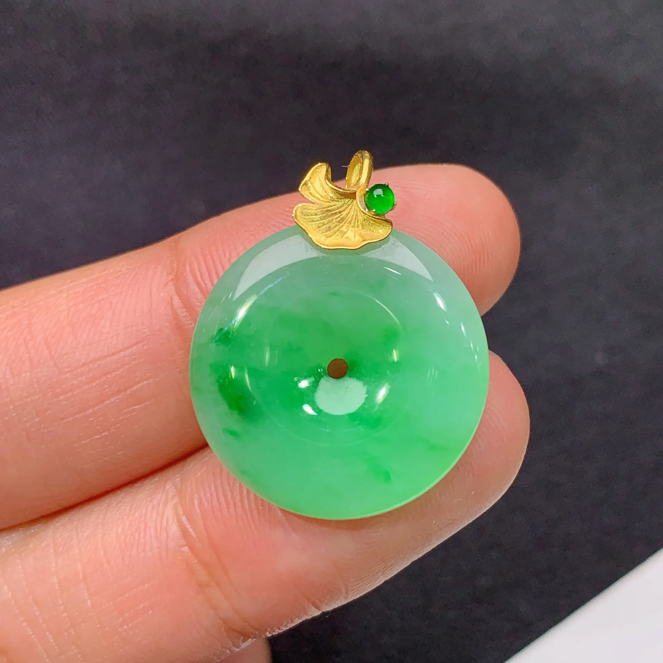 冰飘绿平安扣吊坠，18k金镶嵌，冰润色阳，玉质细腻，种水足，整体尺寸23.5*19.1*3.5