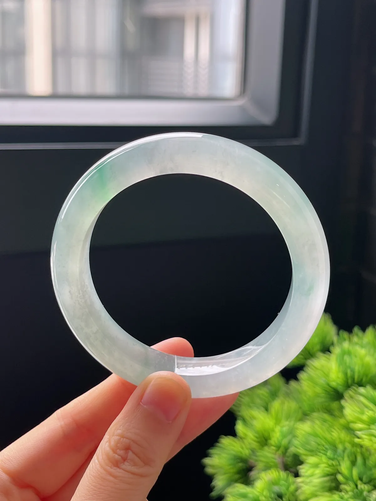 正圈55.7圈口，翡翠冰种飘绿手镯