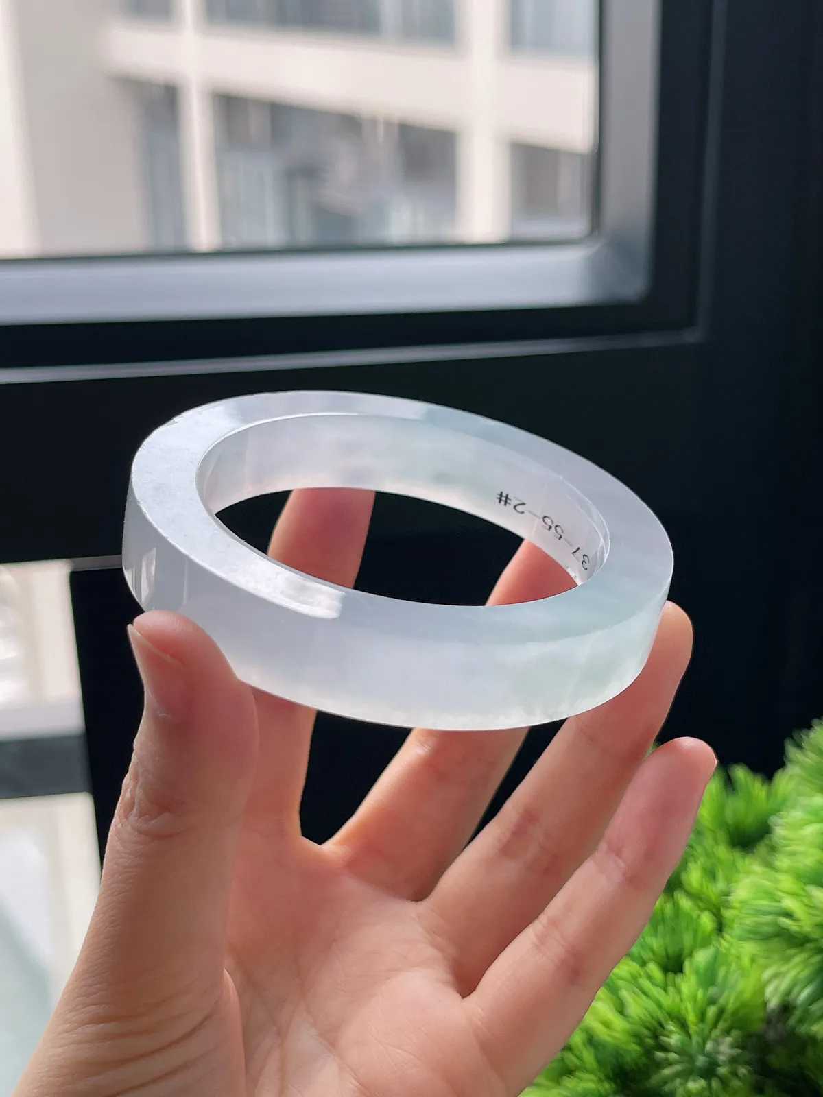 翡翠冰种淡绿色毛坯，⭕️正圈最大做57.7；最小做55.6