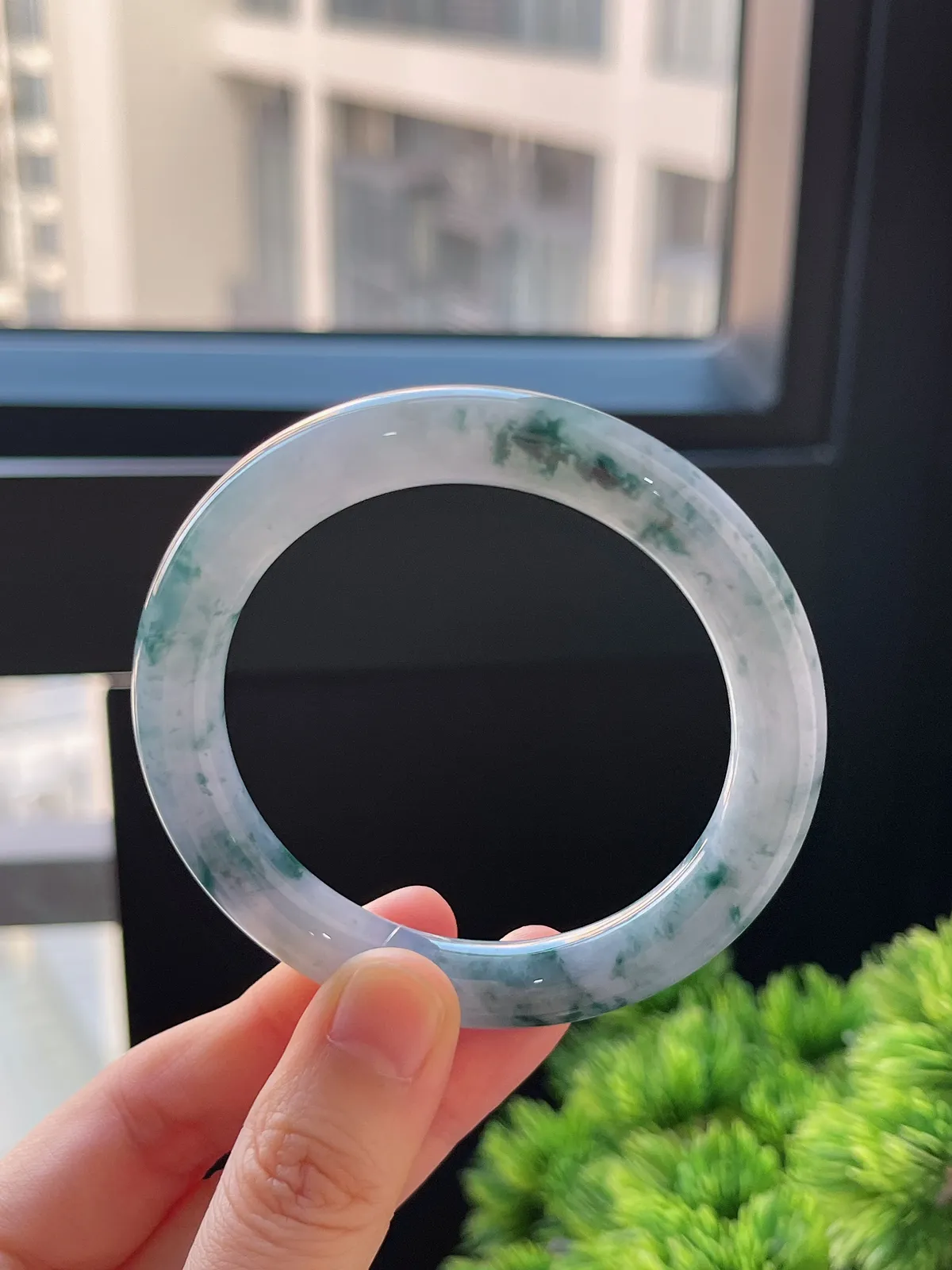 圆镯52圈口，翡翠冰糯种飘蓝绿花手镯