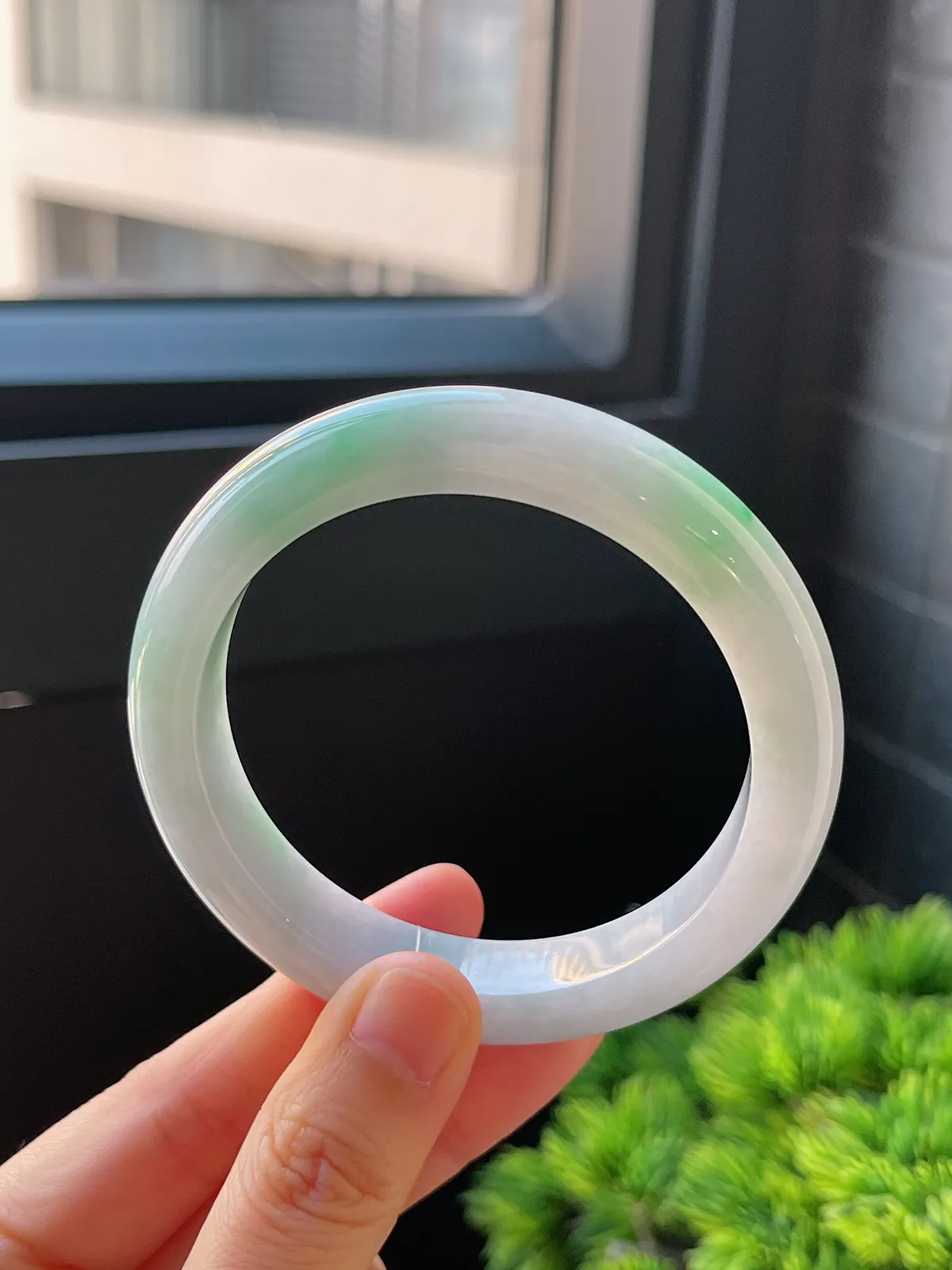 正圈55.6圈口，翡翠糯化种飘绿手镯