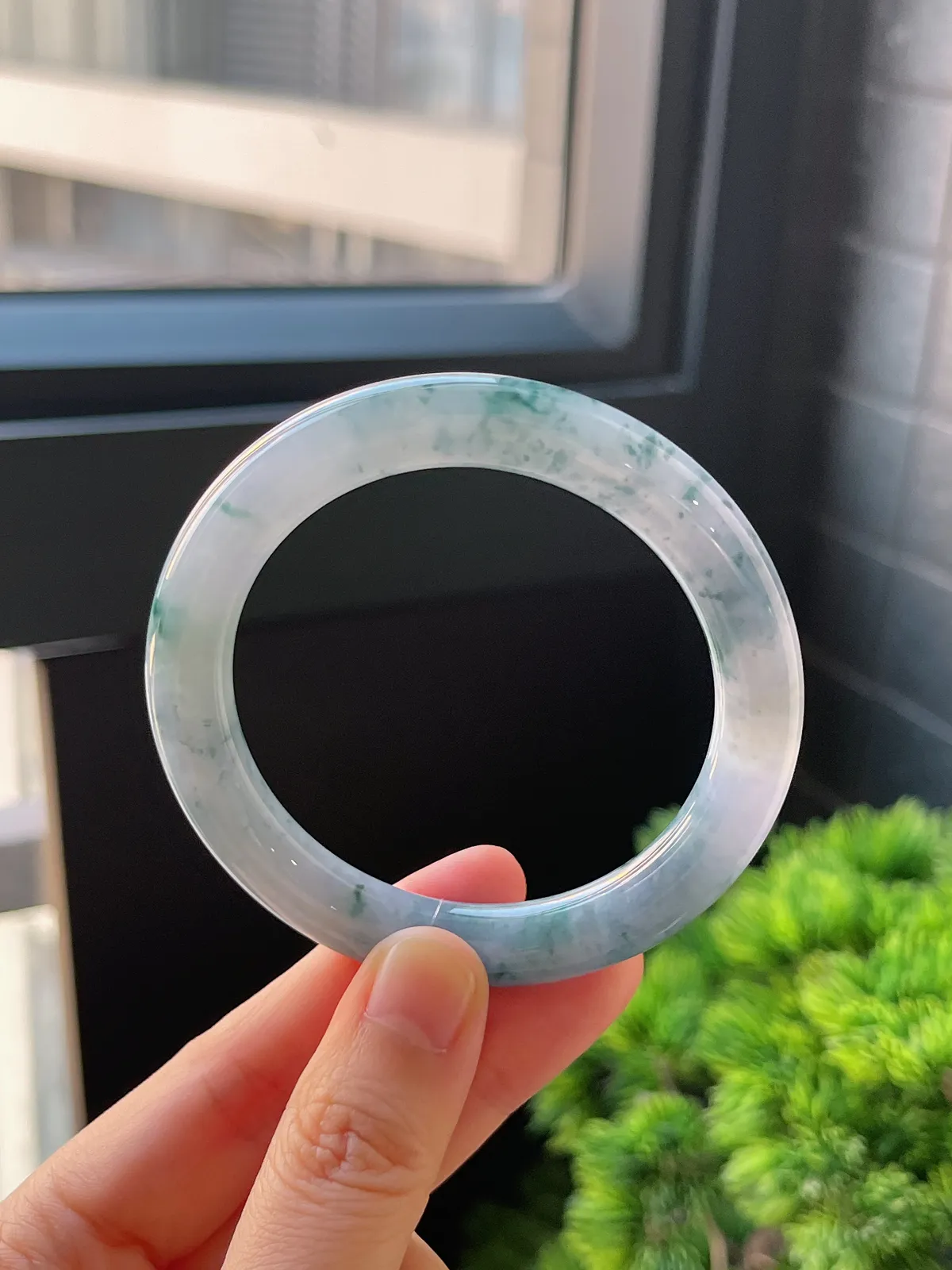 圆镯52圈口，翡翠冰糯种飘蓝绿花手镯