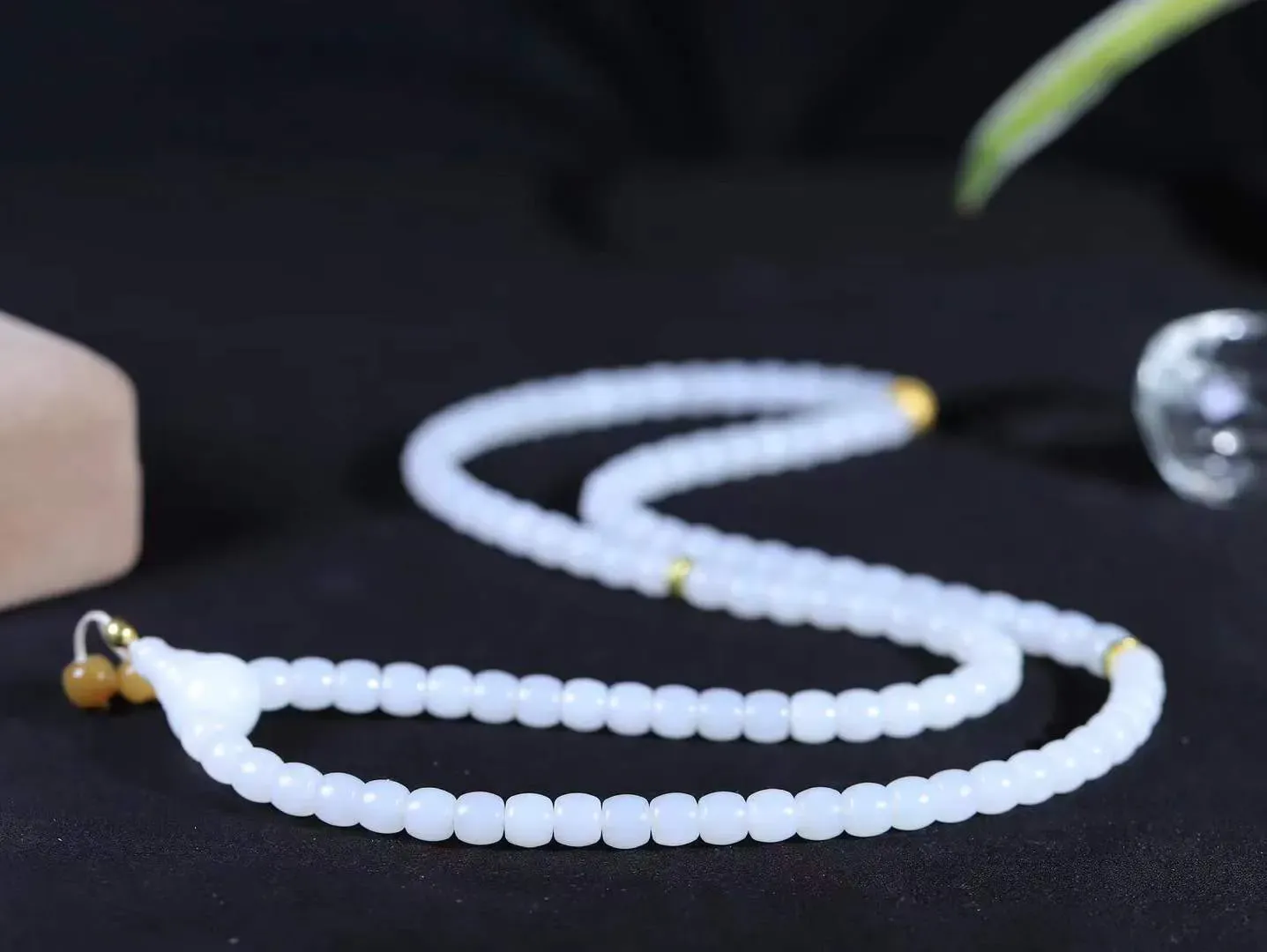 【链.108】

精品和田玉白玉直切珠108挂链 玉质温润细腻 油性十足 佩戴舒适。珠珠落玉盘，间关