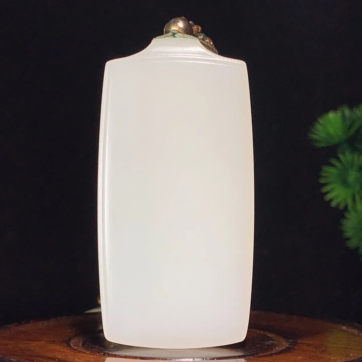 和田玉羊脂白玉平安无事牌挂件。尺寸64/32/9重47.5克。玉质细腻油润。手推出油。佩戴高端典雅。lt25128