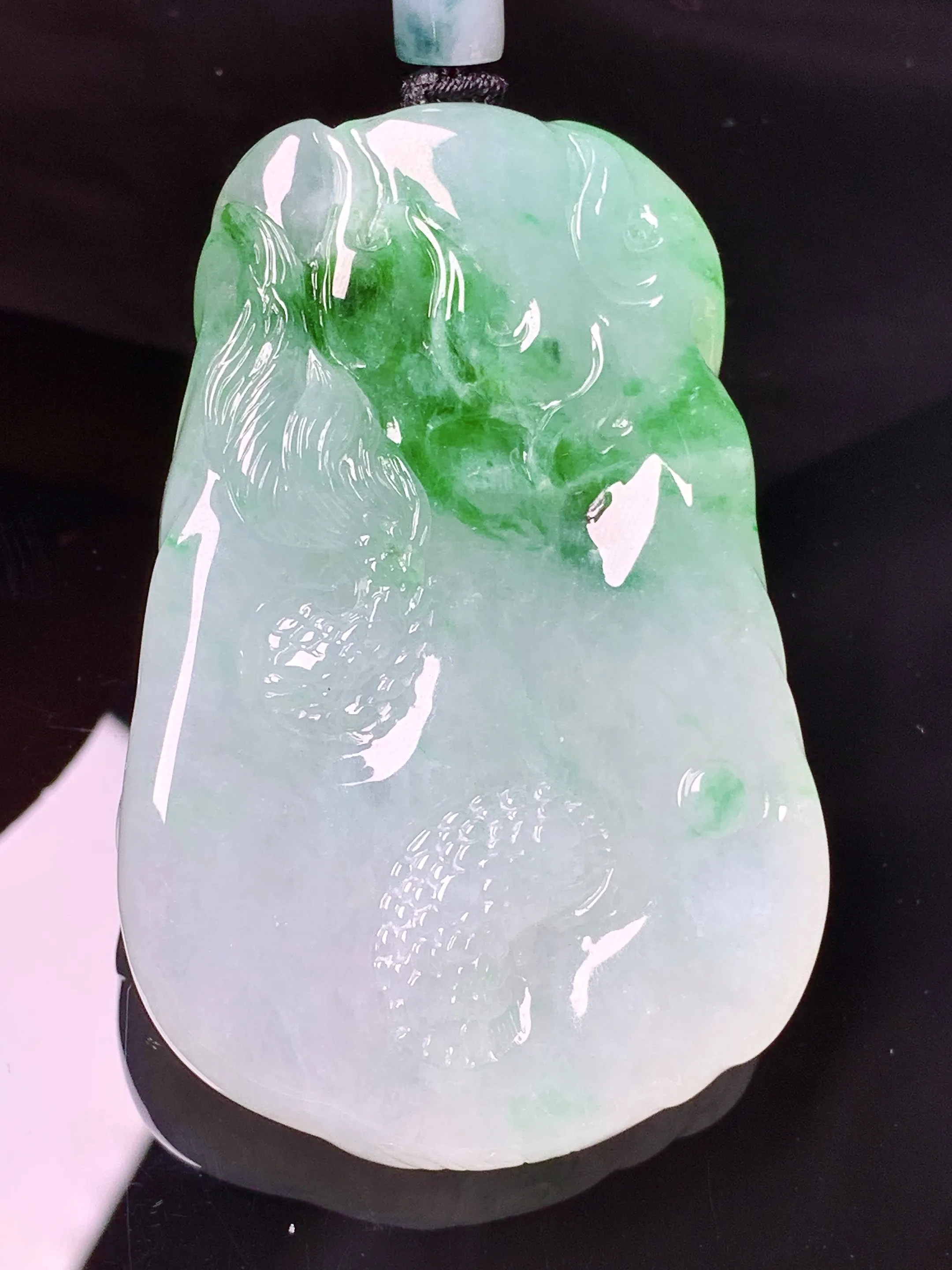 飘绿龙牌吊坠 玉质细腻 色泽清新艳丽 整体尺寸60.3*40.2*10.2