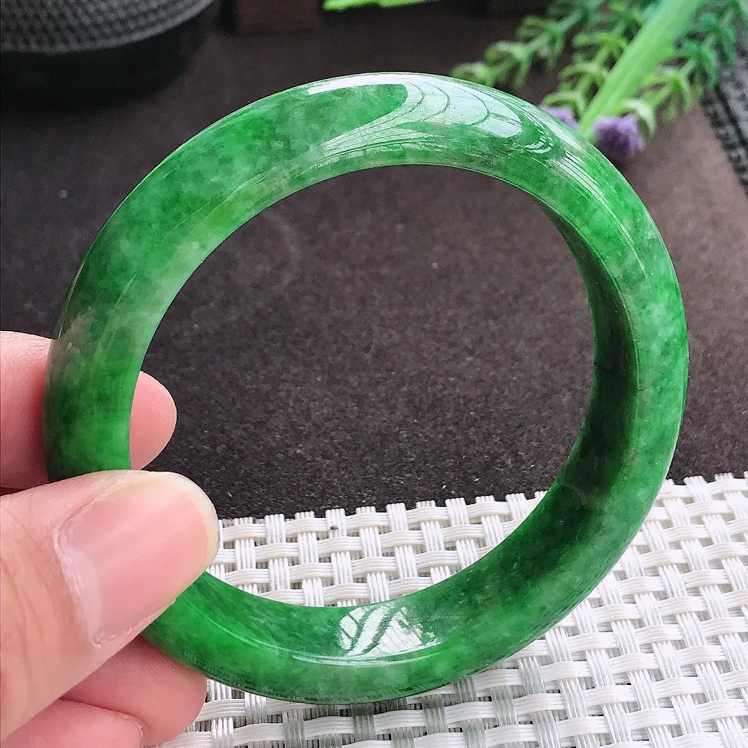 实拍A货翡翠56/13.4/8.5老坑精美辣阳绿满绿手镯翡翠玉镯子平安镯