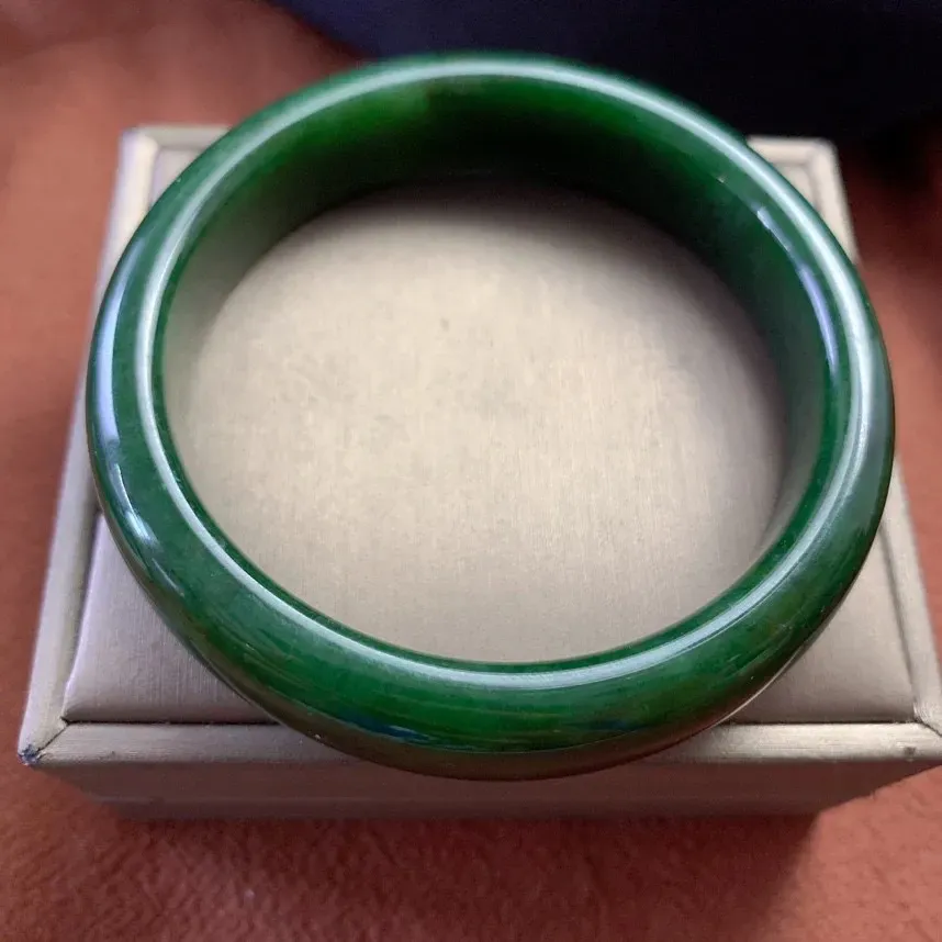 和田玉碧玉58.6圈口菠菜绿手镯，圈口58.6宽度14.1厚度8.3精品菠菜绿