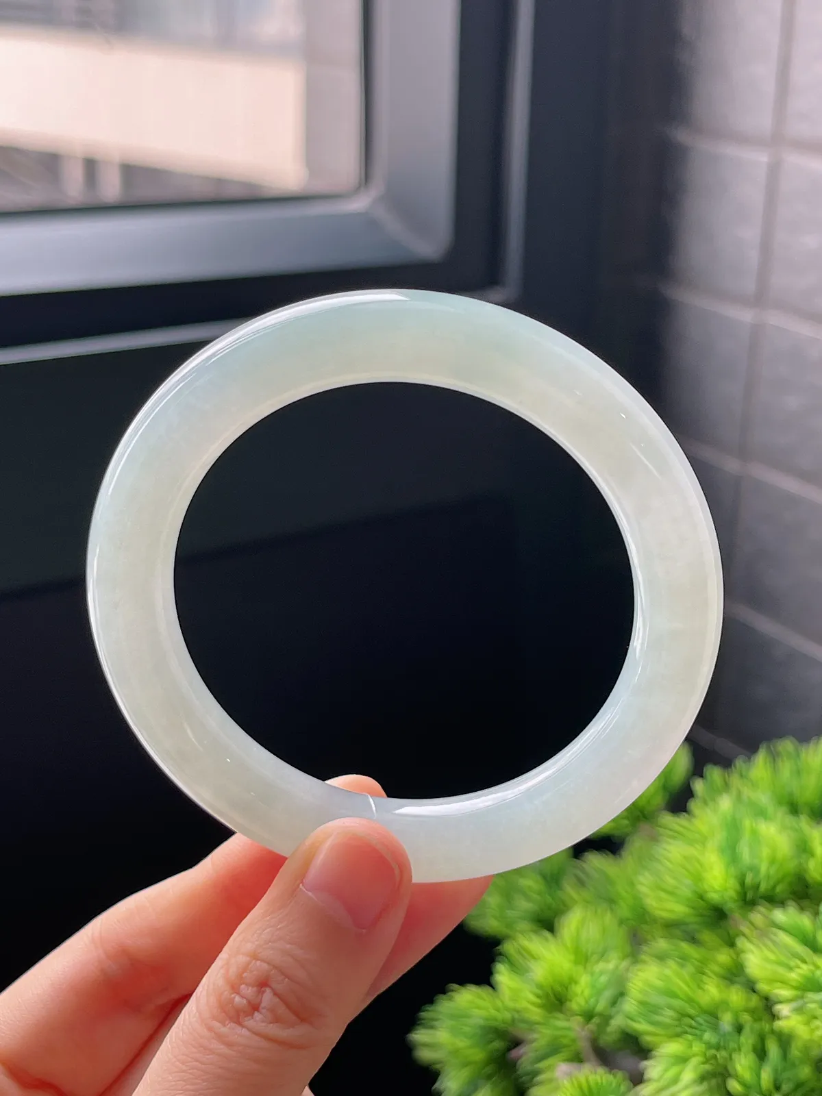 圆镯57.9圈口，翡翠冰糯种淡绿色手镯