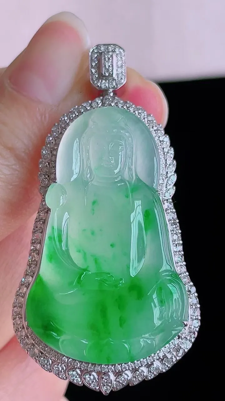 【翡翠名称】18K金镶钻高冰阳绿观音吊坠
【翡翠尺寸】含金52.2/26.4/12.5mm
【翡翠描