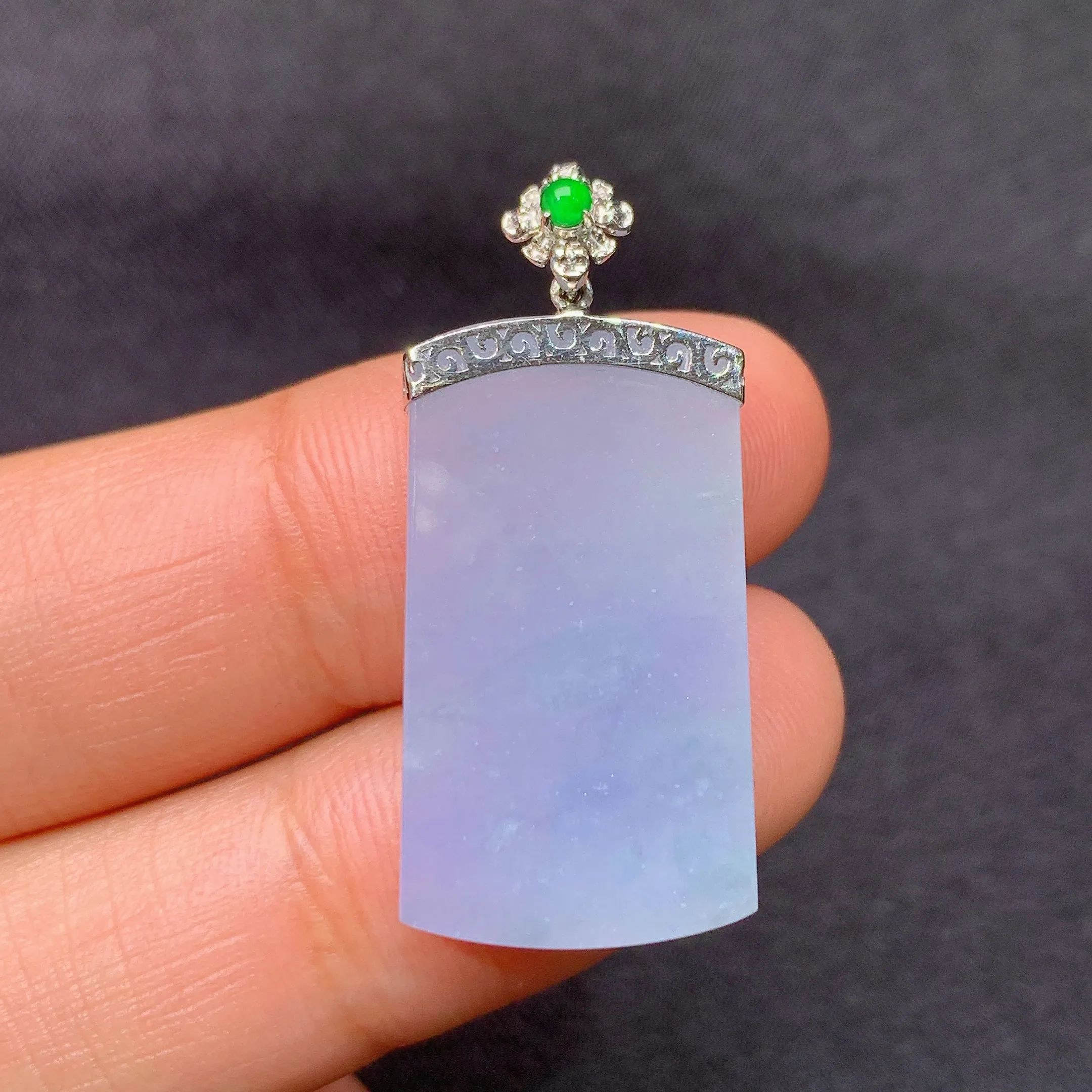 冰紫罗兰无事牌吊坠，18k金镶嵌，温润细腻，颜色浓郁，整体尺寸31*14.2*2.7