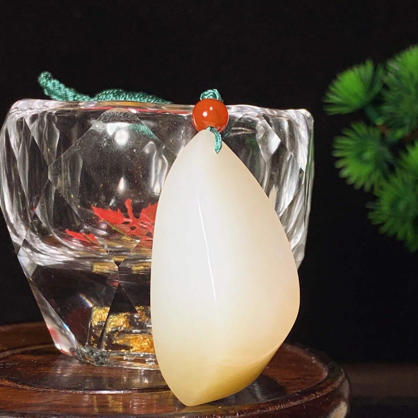 新疆和田玉且末糖随形挂件 尺寸44/21/15重23.4克。玉质细腻油润。手推出油。佩戴高端典雅。lt260128