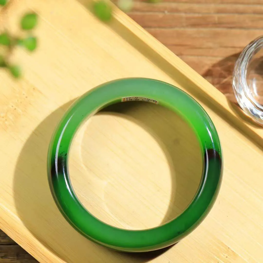 （柔情似水.手镯）

精品和田玉碧玉手镯，玉质温润细腻，镯型饱满圆润，优雅知性，姽婳于幽静兮，又婆娑乎人间，经典款型，古朴典雅。极具灵性，腕间风情，风姿卓越。 
重58.8克    内径53.5mm 尺寸13.8-8.6mm   78302278YY