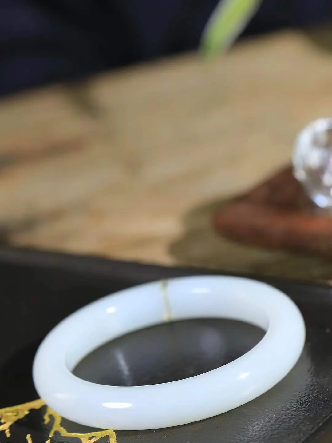 （一见倾心.手镯）

精品和田玉白玉手镯，玉质温润细腻 油性十足 手感舒适，高华雅逸，线条流畅，简约大气，美自天成，素雅高贵。佩戴于腕间，婉约之美，举手投足间透出那低调奢华。重63克  尺寸59-12-10mm  56142836A