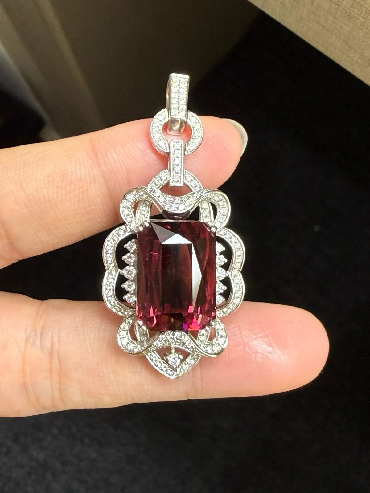 18k金镶嵌天然红碧玺吊坠！颜色超美！整体尺寸49*22.3mm，重12.56克