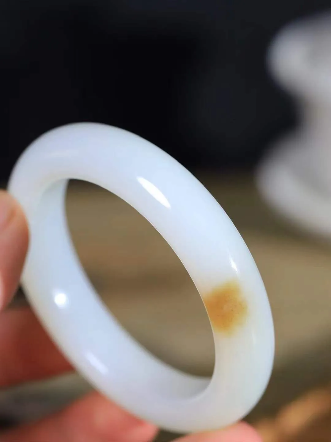 【暖玉生香·手镯】

精品和田玉糖白玉手镯，质地油润细腻，色泽高贵典雅，镯型古朴典雅。在诗情画意的雨巷相遇，你是我腕间的一抹风情，有你眸有深情，清风荡漾湖间静水，我愿俯身低眉，在烟波涟漪处，寻你深情倩影。内径51mm尺寸13-9.5mm重55克  69152858A