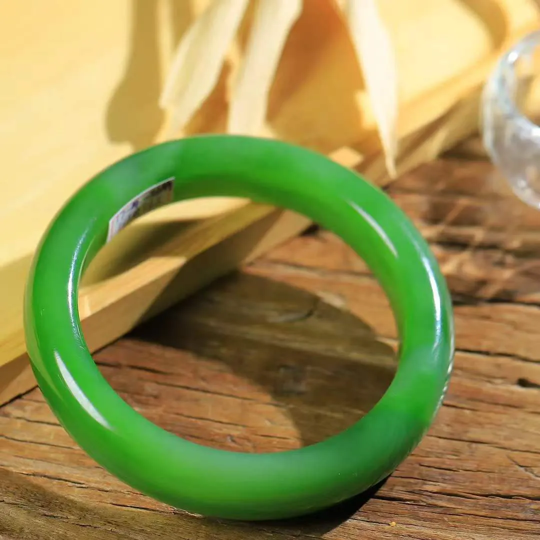 【婉约佳人.手镯】

臻品️和田玉碧玉手镯 玉质温润细腻 油性十足 手感舒适，高华雅逸，线条流畅，简约大气，美自天成，素雅高贵。佩戴于腕间，婉约之美，举手投足间透出那份低调奢华。重65克 内径56.6mm尺寸13.6-9.3mm 56302278YY