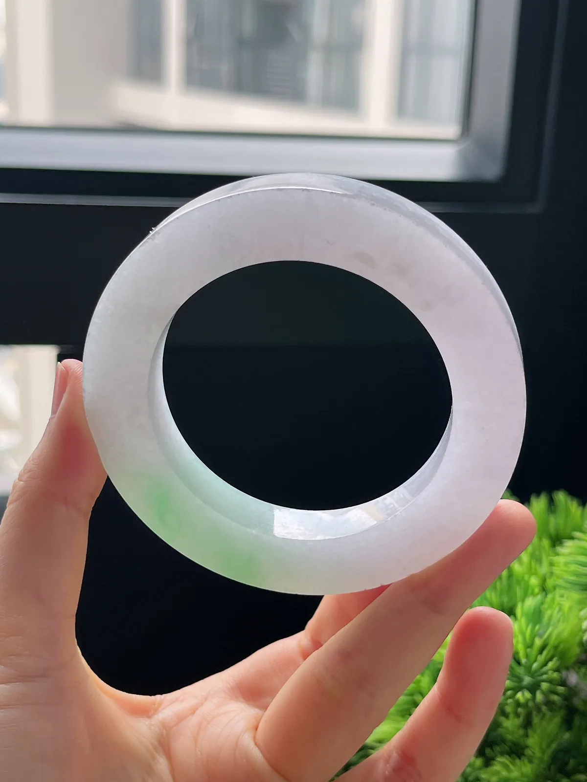 翡翠冰糯种飘绿毛坯，⭕️正圈最大做62，圆条最大做58；最小做53.6