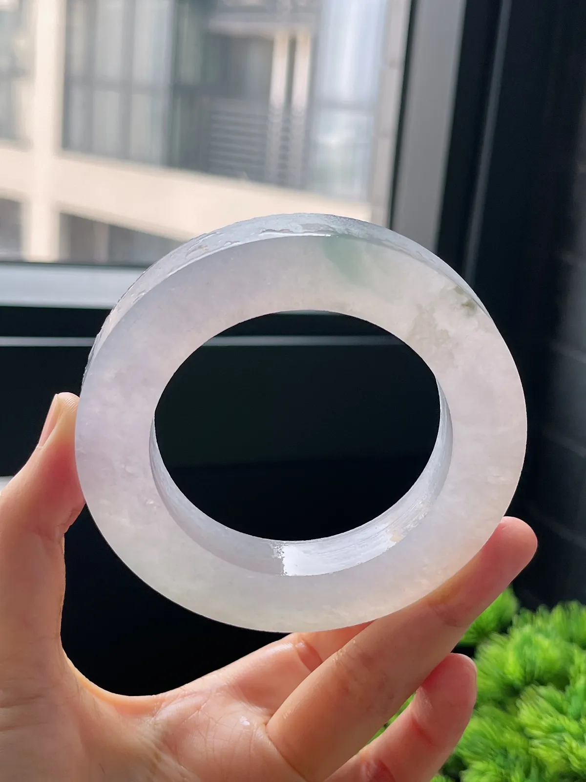 翡翠冰糯种淡绿色毛胚，⭕️正圈最大做69，圆条最小做65，最小做57.3