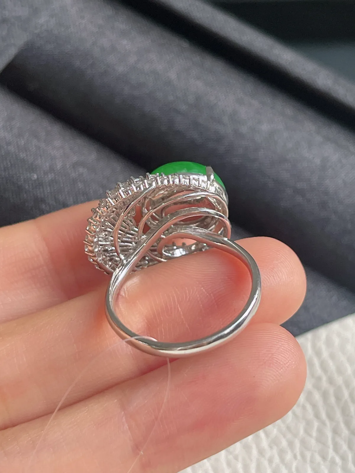 18k金伴钻石翡翠冰糯种绿色戒指