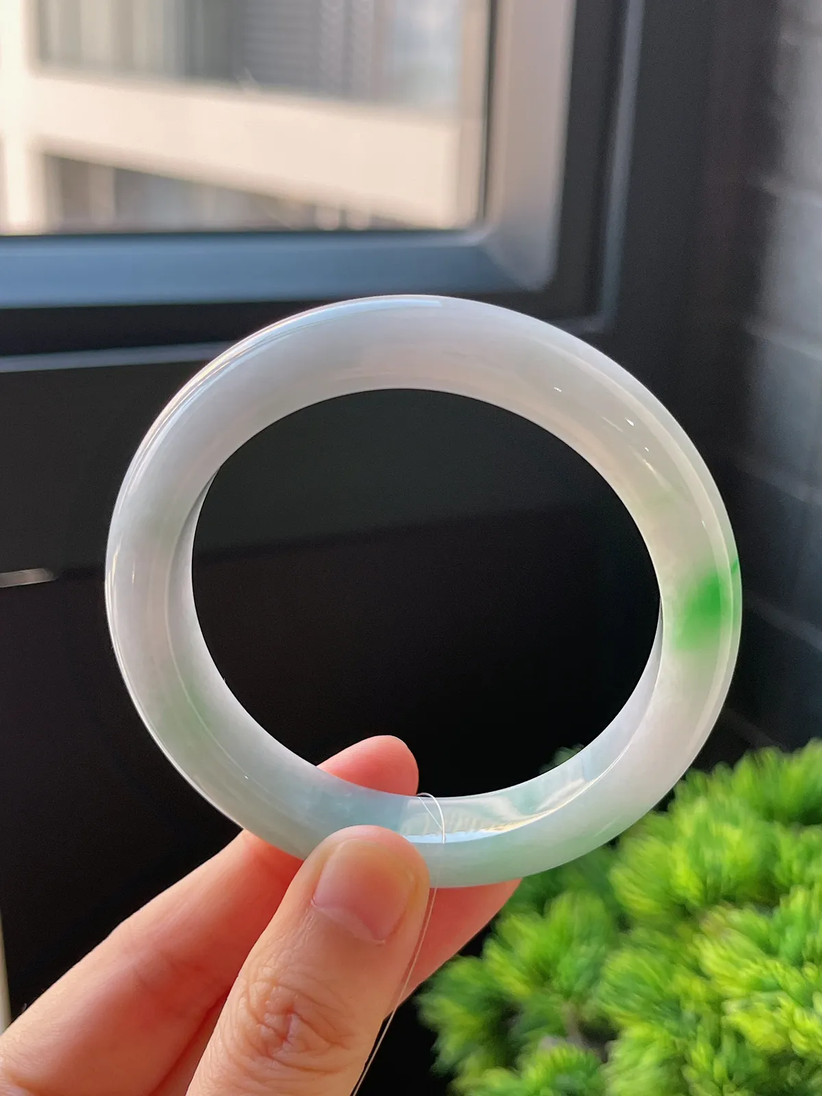 正圈55.6圈口，翡翠糯化种飘绿手镯