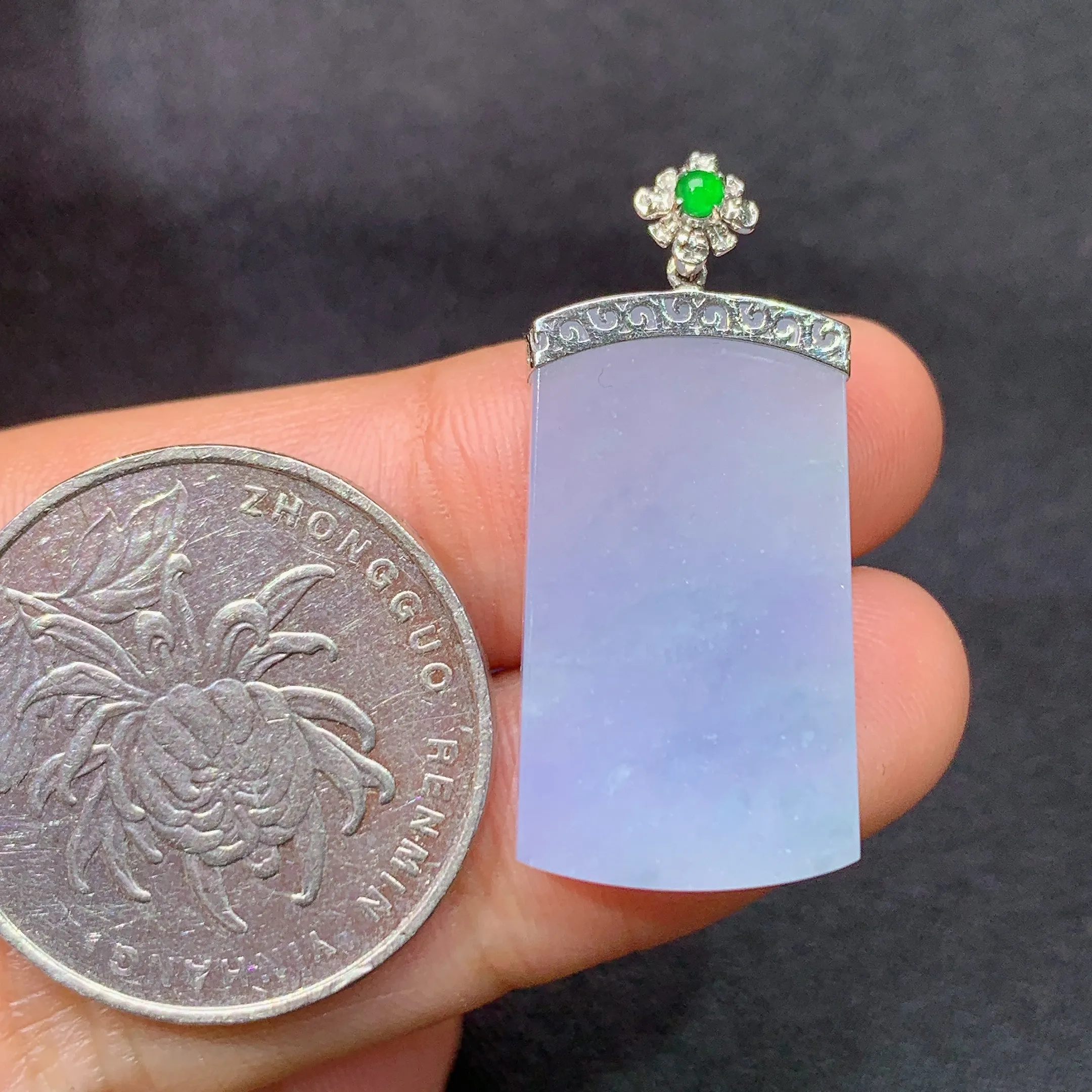 冰紫罗兰无事牌吊坠，18k金镶嵌，温润细腻，颜色浓郁，整体尺寸31*14.2*2.7