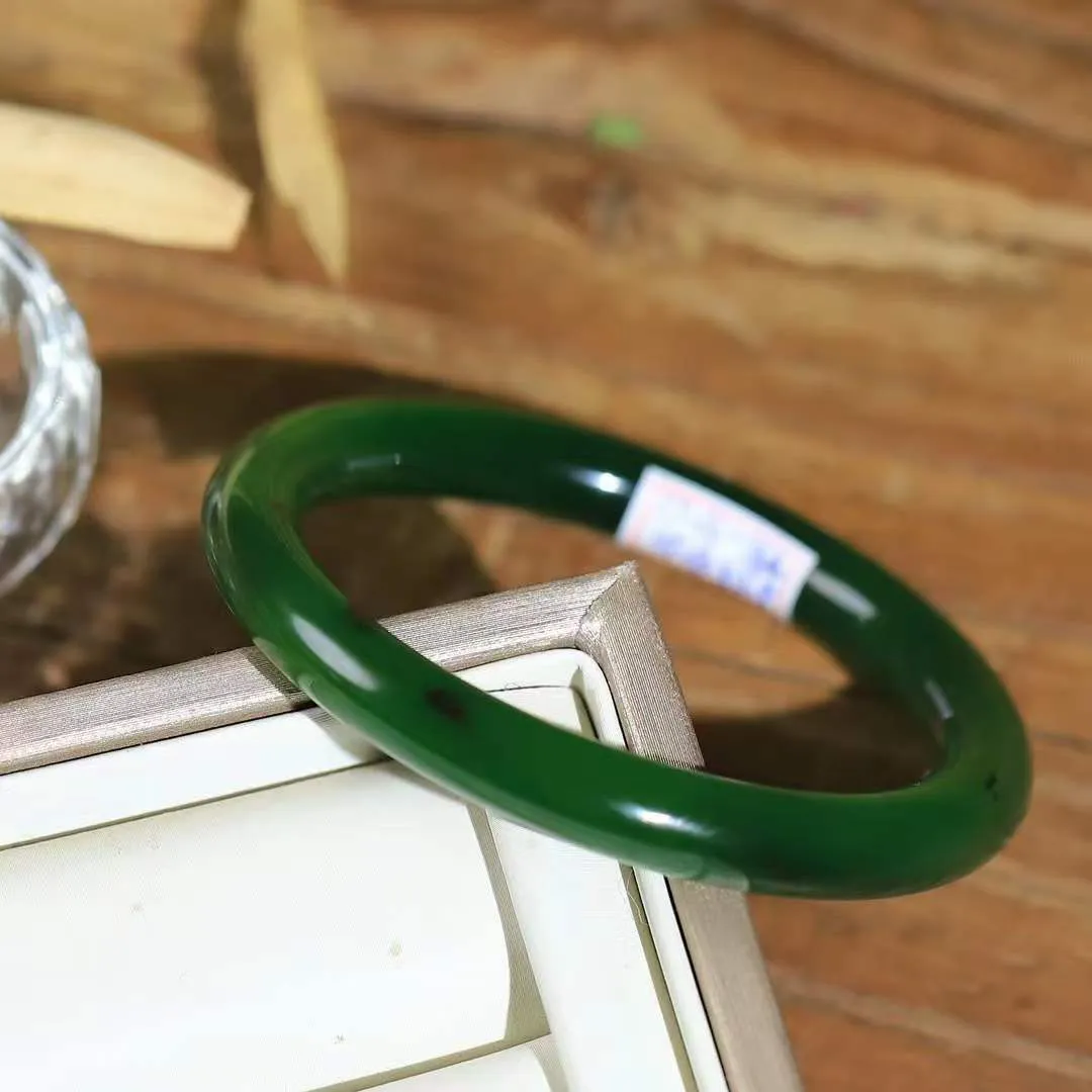 【倾心.手镯】

精品和田玉碧玉手镯 玉质温润细腻 油性十足 手感舒适，高华雅逸，线条流畅，简约大气，美自天成，素雅高贵。佩戴于腕间，婉约之美，举手投足间透出那份低调奢华。 重27克 内径52.2mm 尺寸7.7-7.7mm  78302278YY