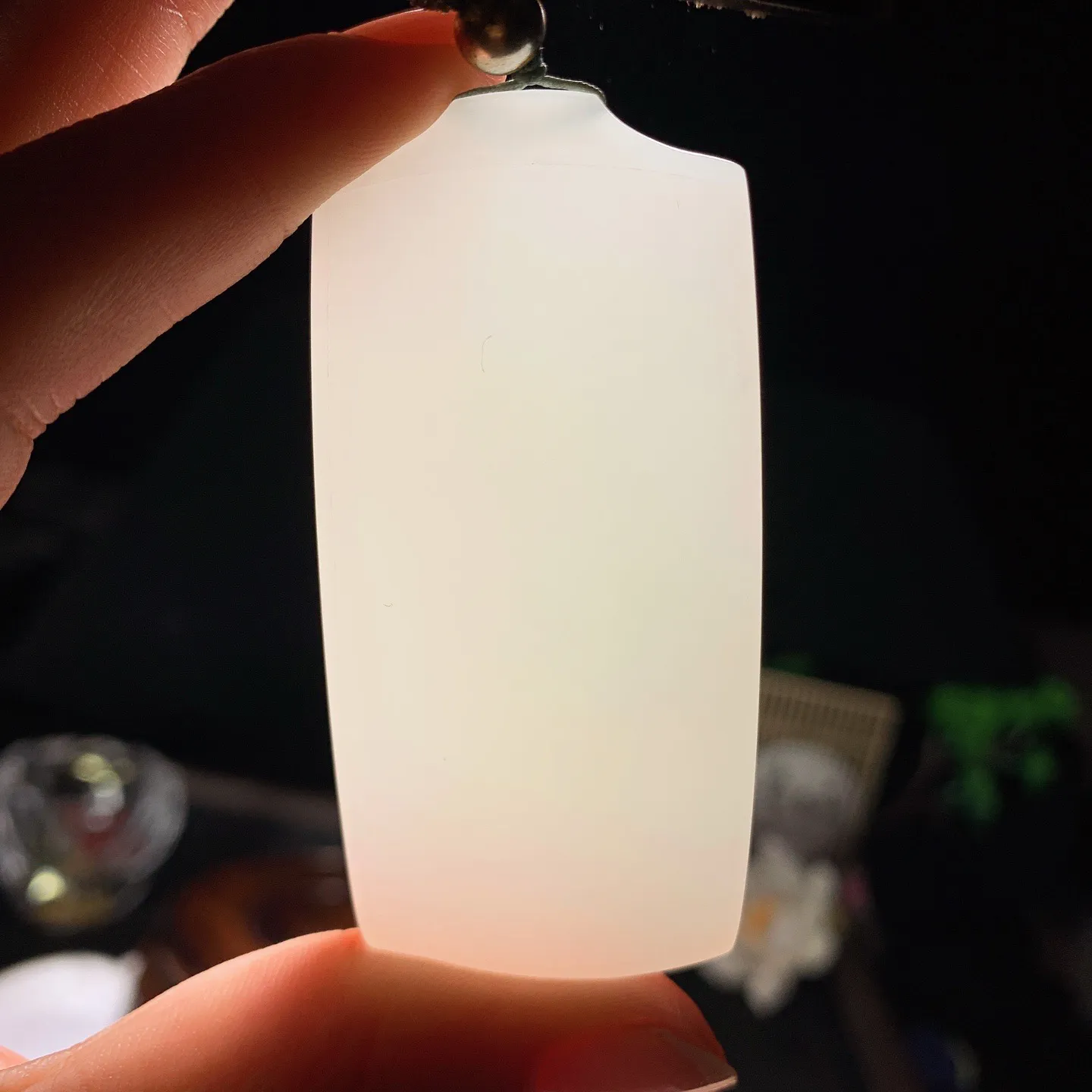 和田玉羊脂白玉平安无事牌挂件。尺寸64/32/9重47.5克。玉质细腻油润。手推出油。佩戴高端典雅。lt25128