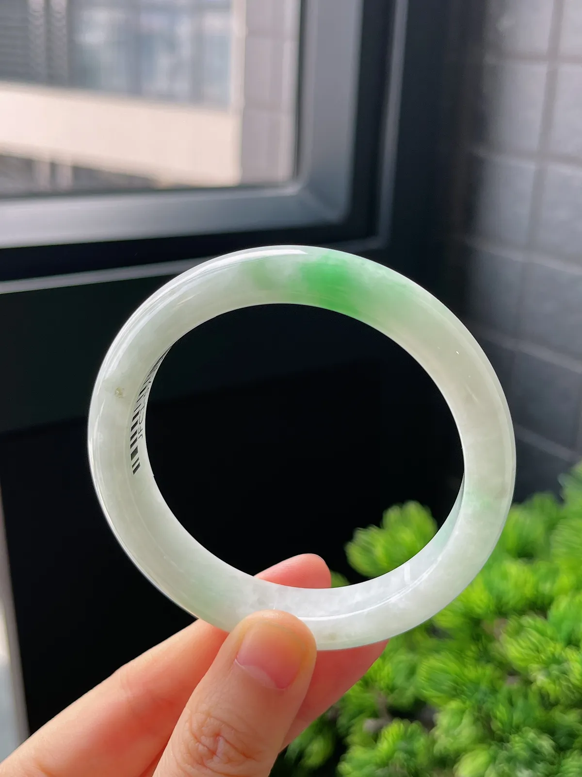 正圈56.5圈口，翡翠糯化种飘绿手镯