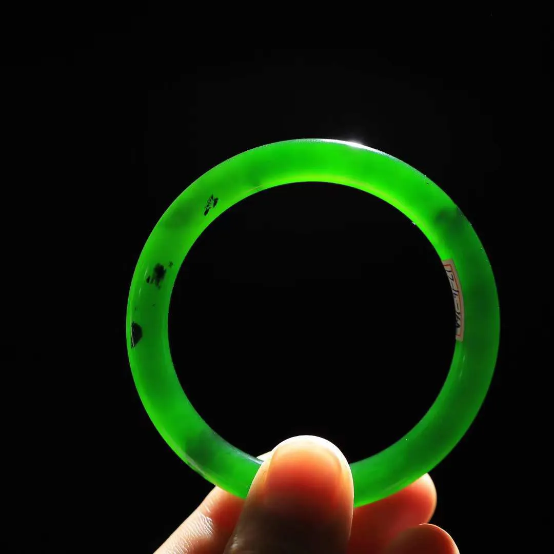 【倾心.手镯】

精品和田玉碧玉手镯 玉质温润细腻 油性十足 手感舒适，高华雅逸，线条流畅，简约大气，美自天成，素雅高贵。佩戴于腕间，婉约之美，举手投足间透出那份低调奢华。 重27克 内径52.2mm 尺寸7.7-7.7mm  78302278YY