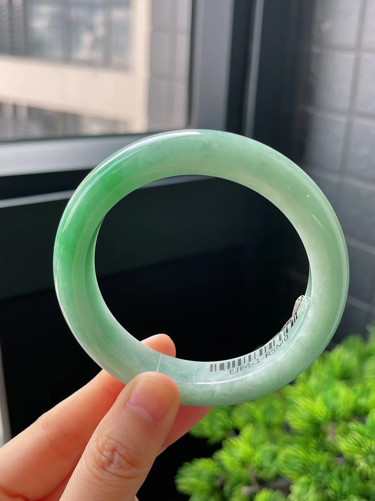 正圈57.7圈口，翡翠糯化种飘绿手镯