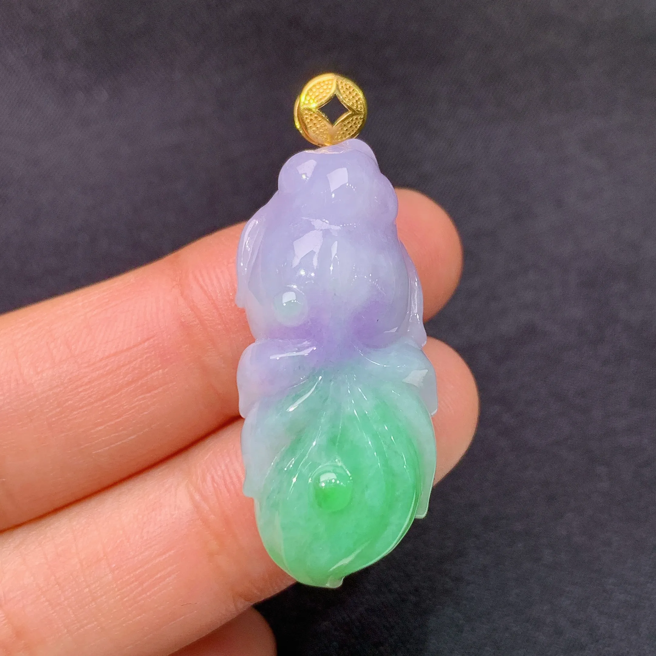 冰紫飘绿金鱼吊坠，18k金镶嵌，冰润鲜艳，玉质细腻，种水足，整体尺寸38.9*15*10.3