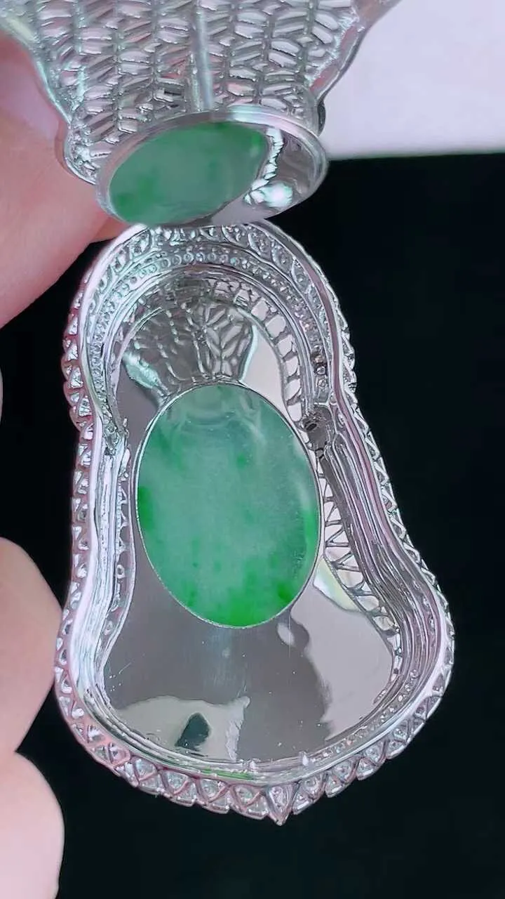 【翡翠名称】18K金镶钻高冰阳绿观音吊坠
【翡翠尺寸】含金52.2/26.4/12.5mm
【翡翠描述】宝贝种老水足，玉质细腻，色泽靓丽，性价比高，佩戴效果好！
【其它赠送】权威证书/精美挂绳盒子/支持全国复检