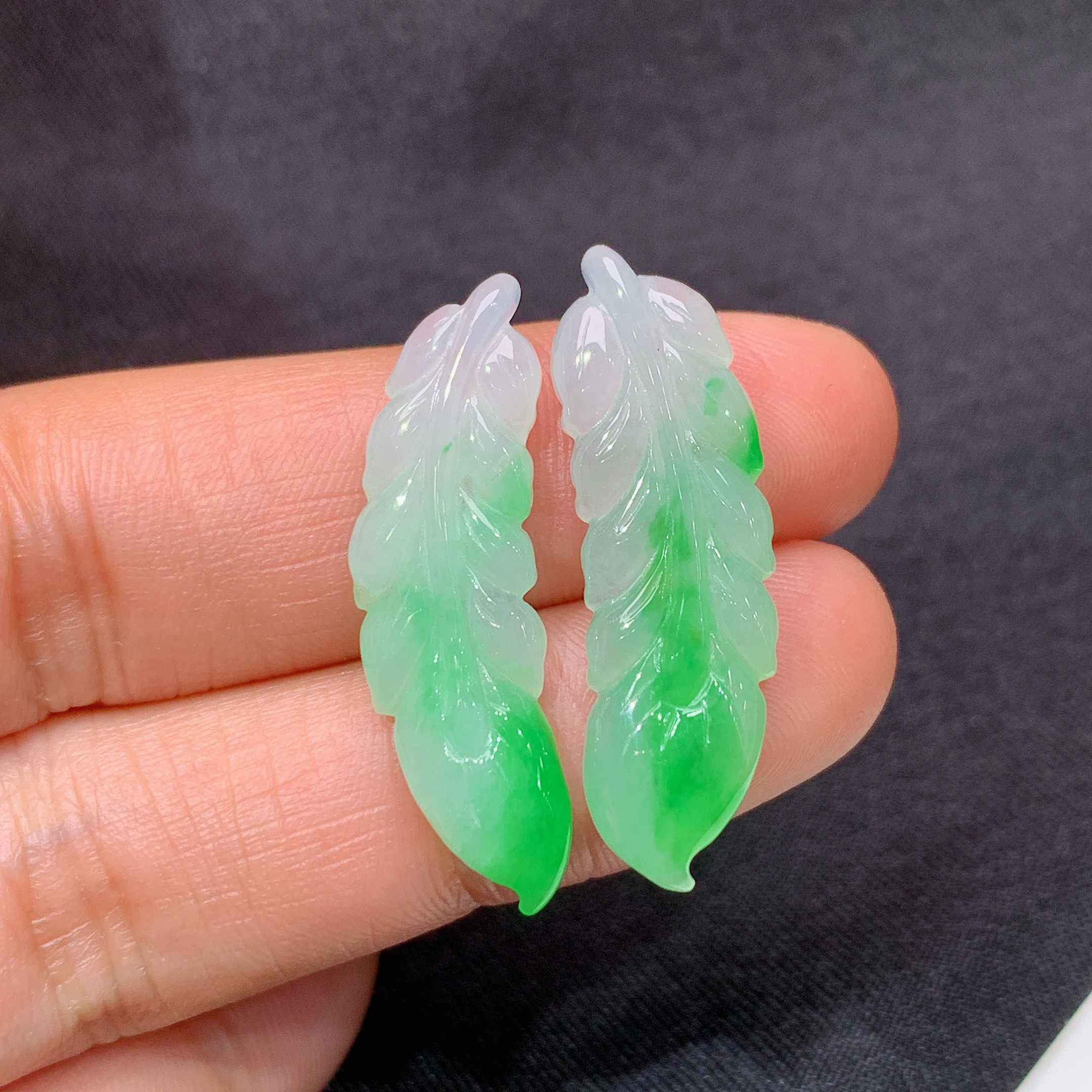 冰飘绿树叶一对，镶嵌佳品，冰润色阳，种水足，整体尺寸30.4*9.1*3.7