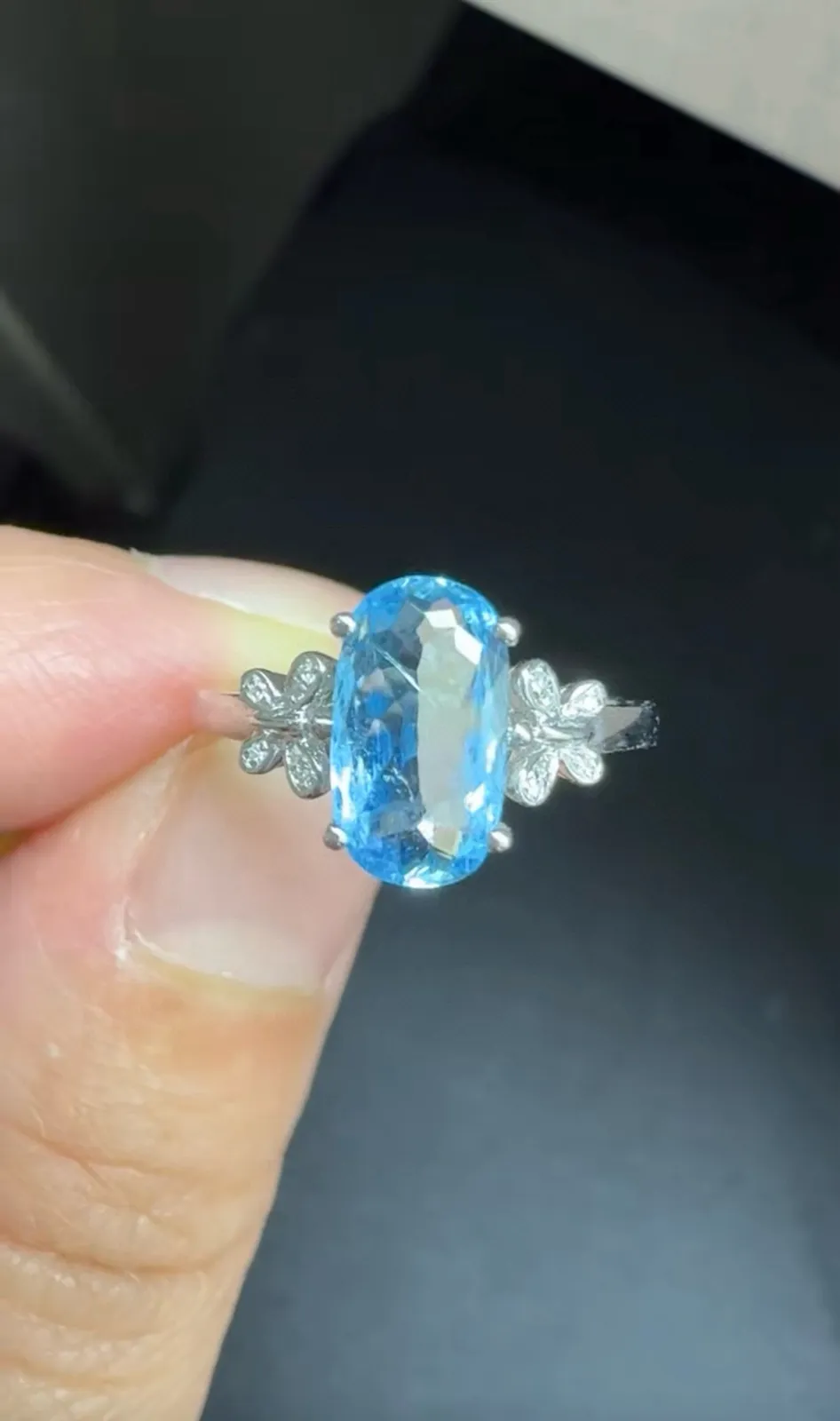 18k金钻石镶嵌海蓝宝戒指，主石1.39ct，总重2.3g，圈口14