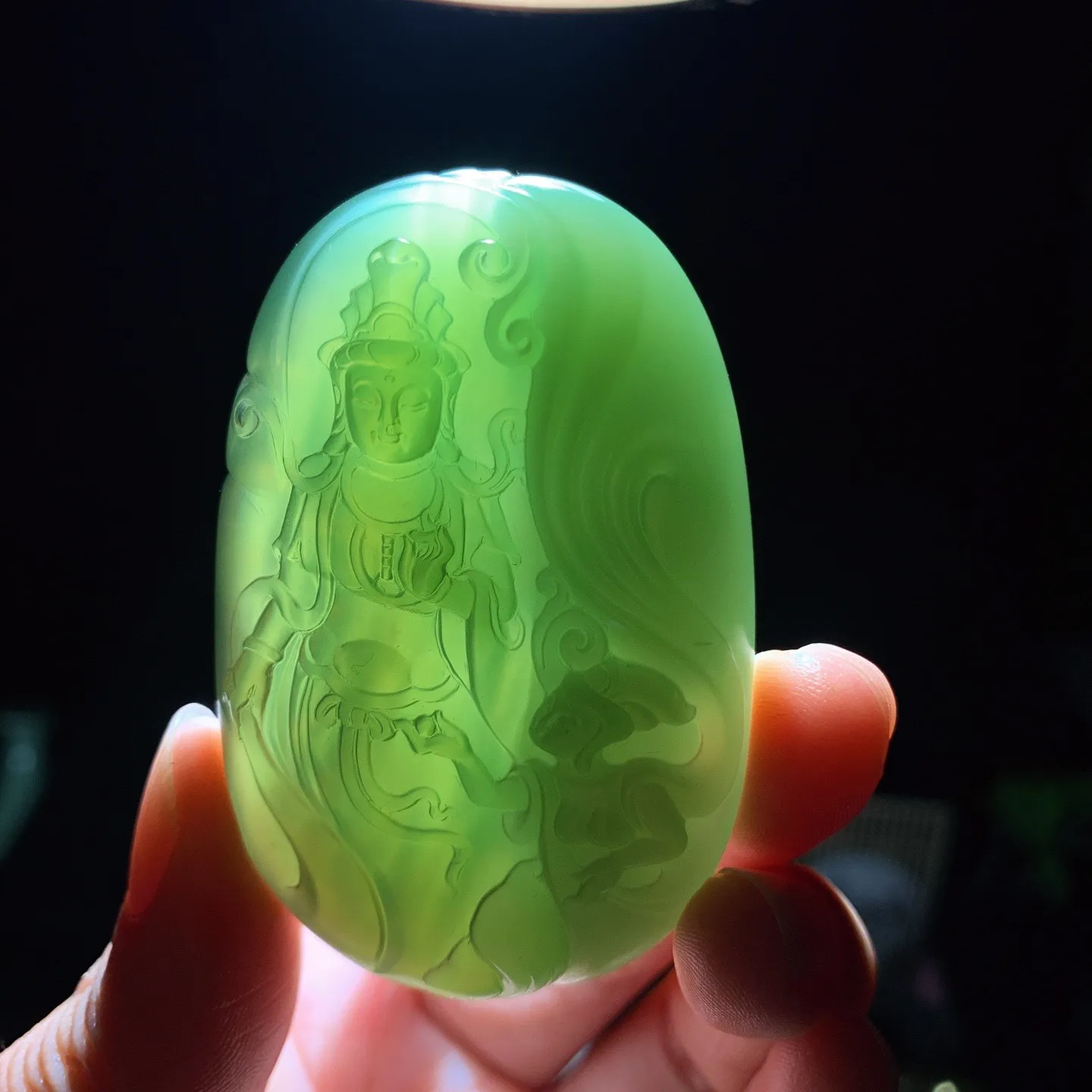 和田玉阳绿俄罗斯碧玉猫眼观音挂件。尺寸62/40/12重58克 玉质细腻油润 底色纯净 脂粉好，品质好。lt250823