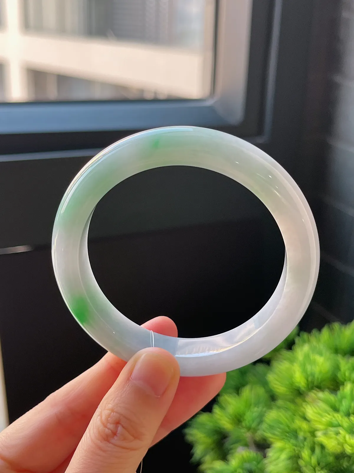 正圈55.6圈口，翡翠糯化种飘绿手镯