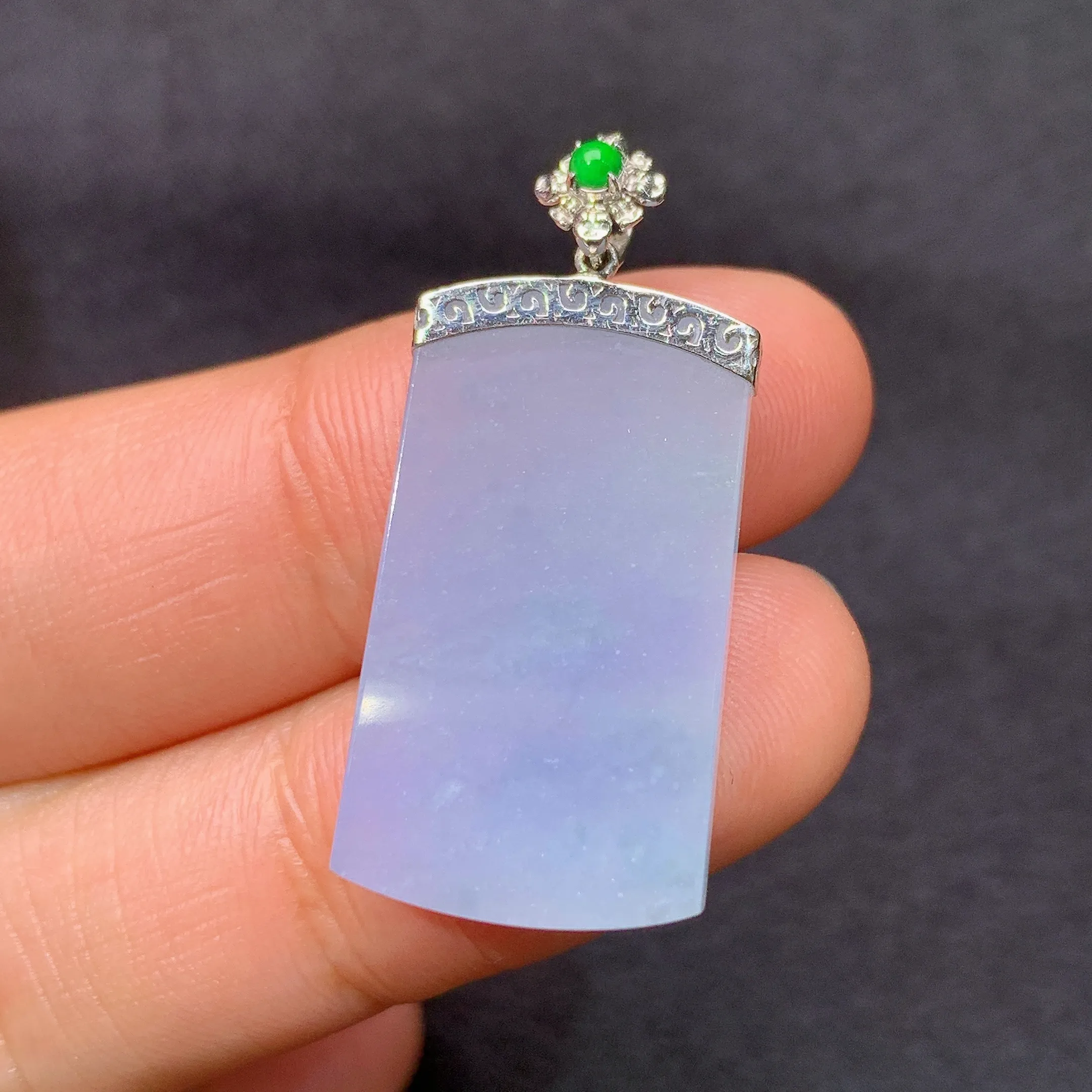 冰紫罗兰无事牌吊坠，18k金镶嵌，温润细腻，颜色浓郁，整体尺寸31*14.2*2.7