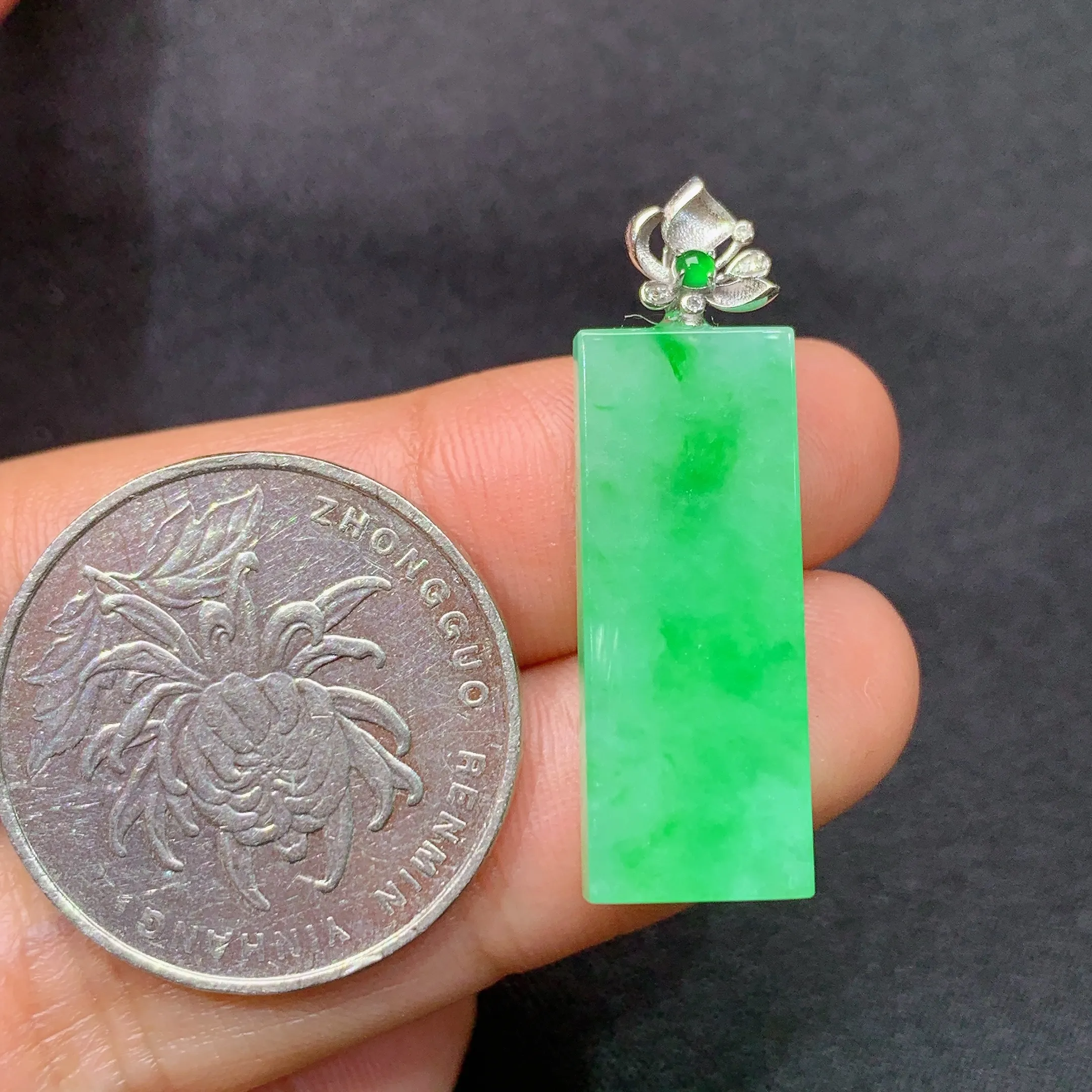 冰飘绿无事牌吊坠，18k金镶嵌，冰润色阳，玉质细腻，种水足，整体尺寸32.8*10*3.5