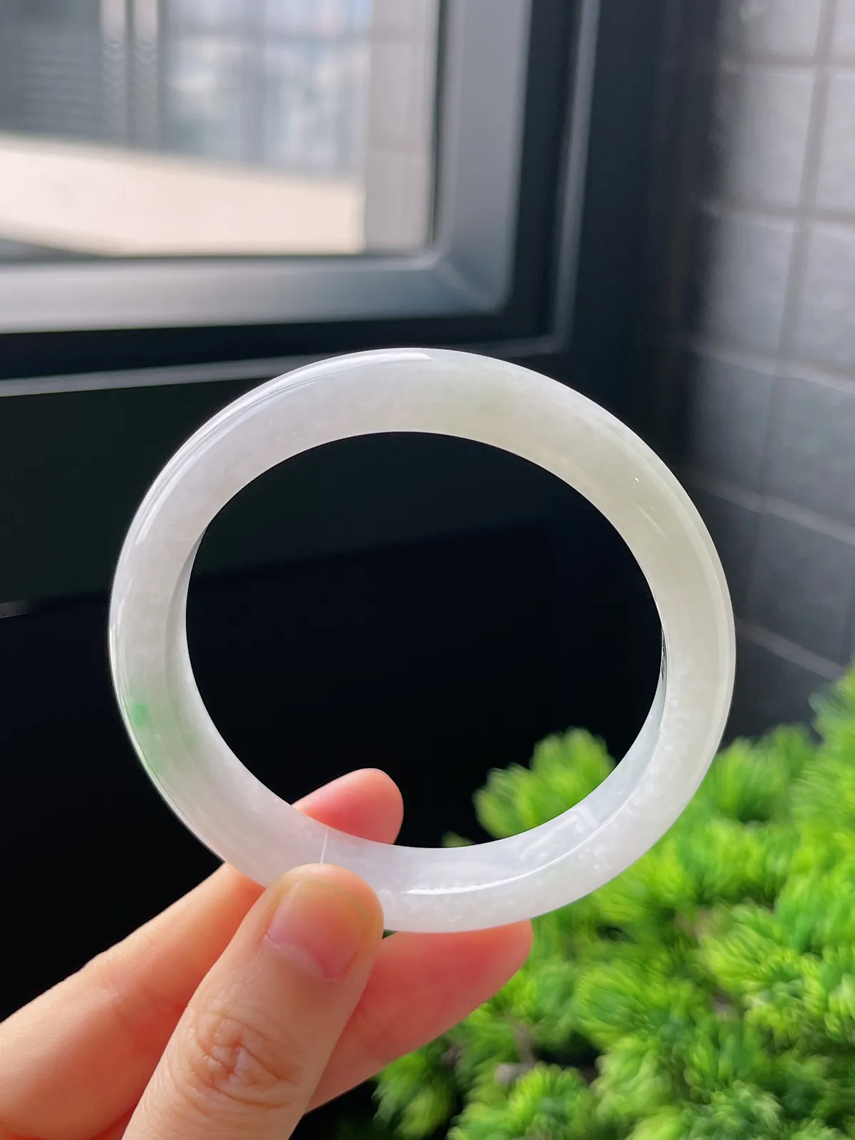 正圈57圈口，翡翠糯化种飘绿手镯