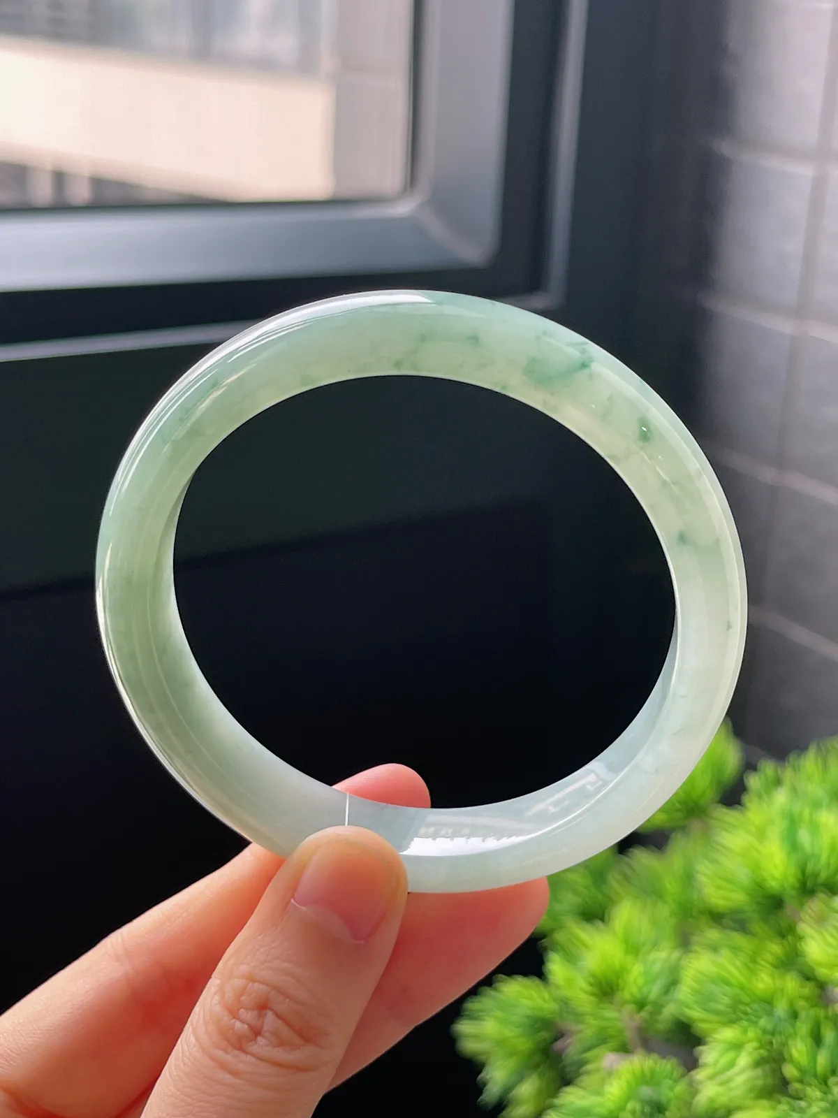 正圈59.3圈口，翡翠冰糯种淡绿色飘花手镯