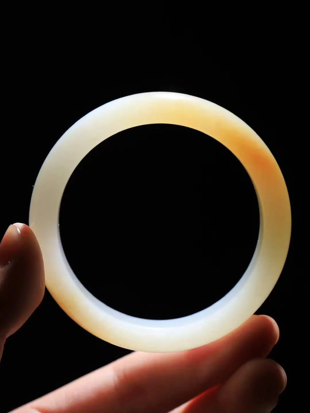 【柔情素语·手镯】

精品和田玉糖白玉手镯，玉质细腻温润，手感舒适，️线条流畅，简约大气，美自天成，佩戴于腕间，婉约之美，举手投足间透出那份低调奢华，醉人心扉。重61.2克 内径圈口55.5mm  尺寸15-8.3mm   FDA-55102803