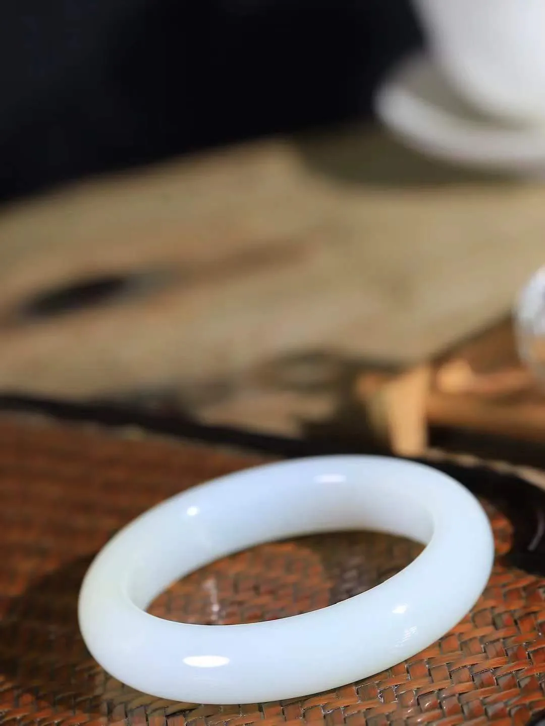 【暖玉生香·手镯】

精品和田玉糖白玉手镯，质地油润细腻，色泽高贵典雅，镯型古朴典雅。在诗情画意的雨巷相遇，你是我腕间的一抹风情，有你眸有深情，清风荡漾湖间静水，我愿俯身低眉，在烟波涟漪处，寻你深情倩影。内径51mm尺寸13-9.5mm重55克  69152858A